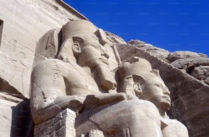 Deux grandes statues de pharaons l’une à côté de l’autre
