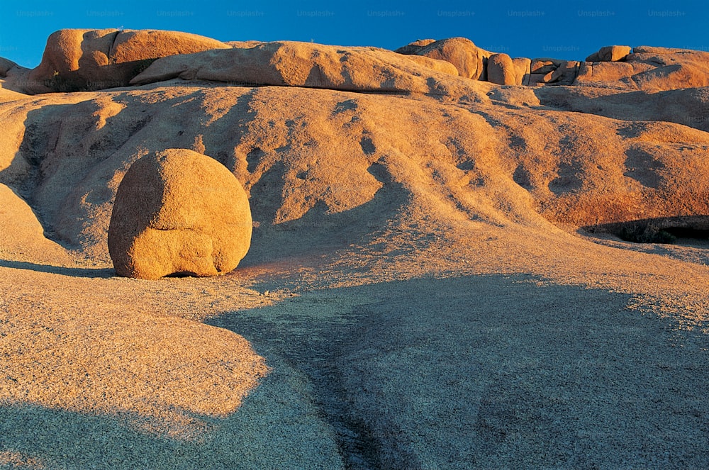 Una grande roccia nel mezzo di un deserto