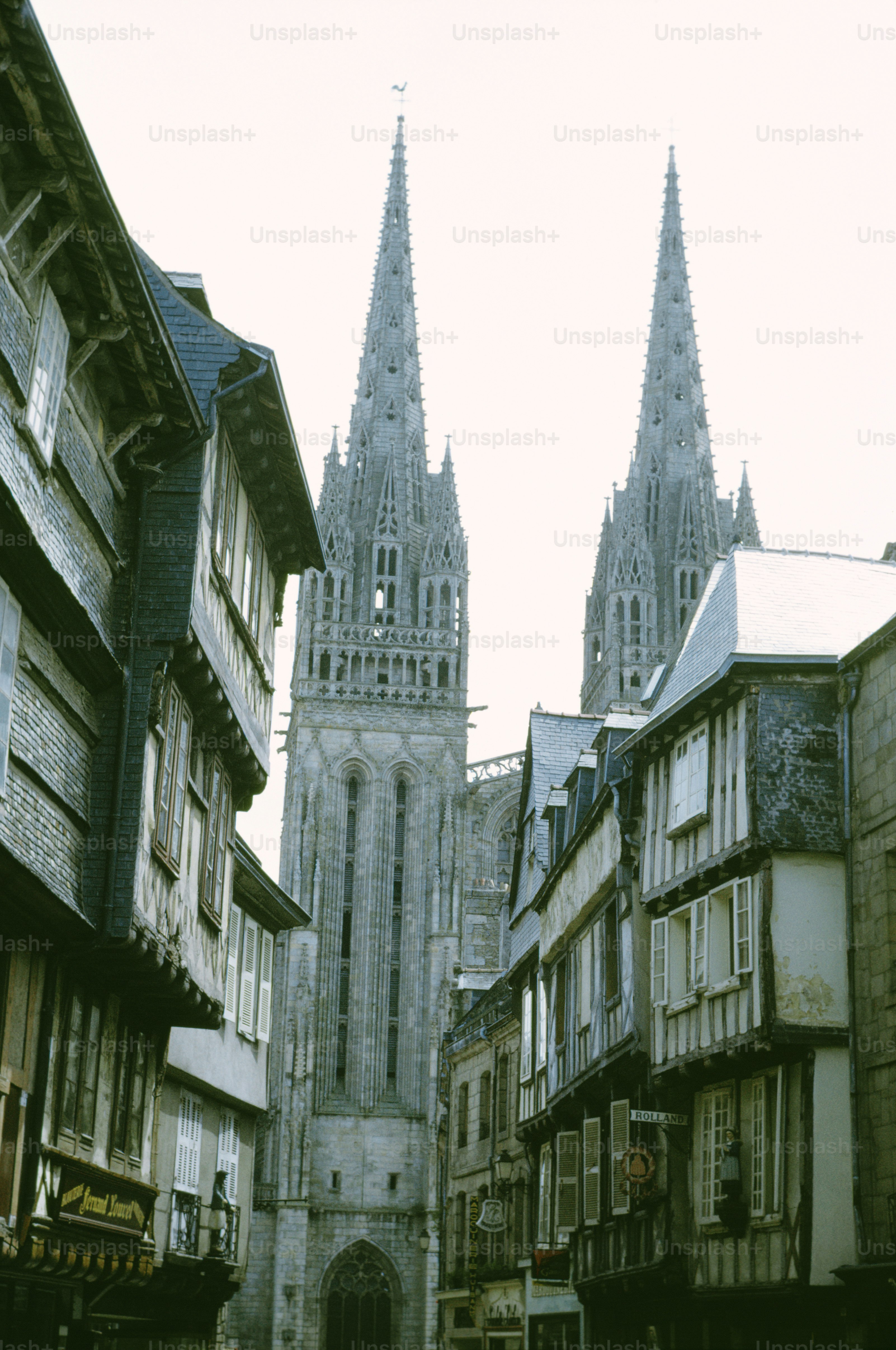 une grande cathédrale dominant une ville remplie de grands bâtiments