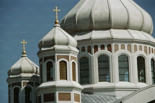 Un gran edificio blanco con una cruz en la parte superior