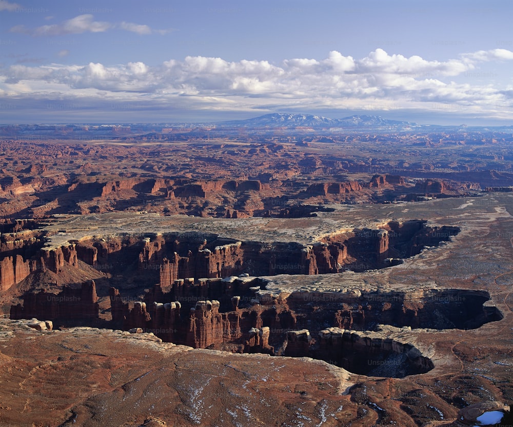 Una vista panoramica di un canyon nel deserto