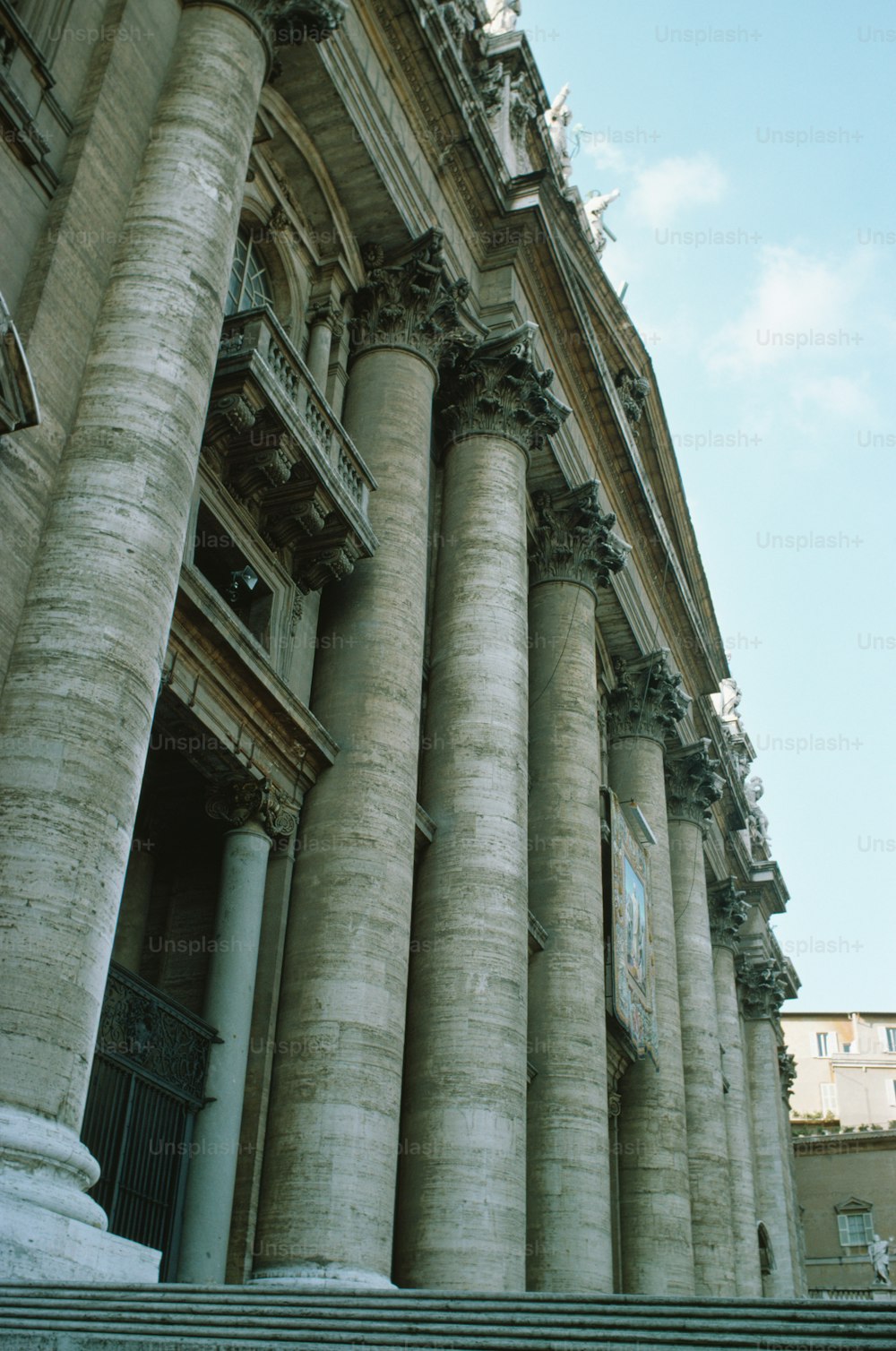 Un edificio alto con muchas columnas y un reloj