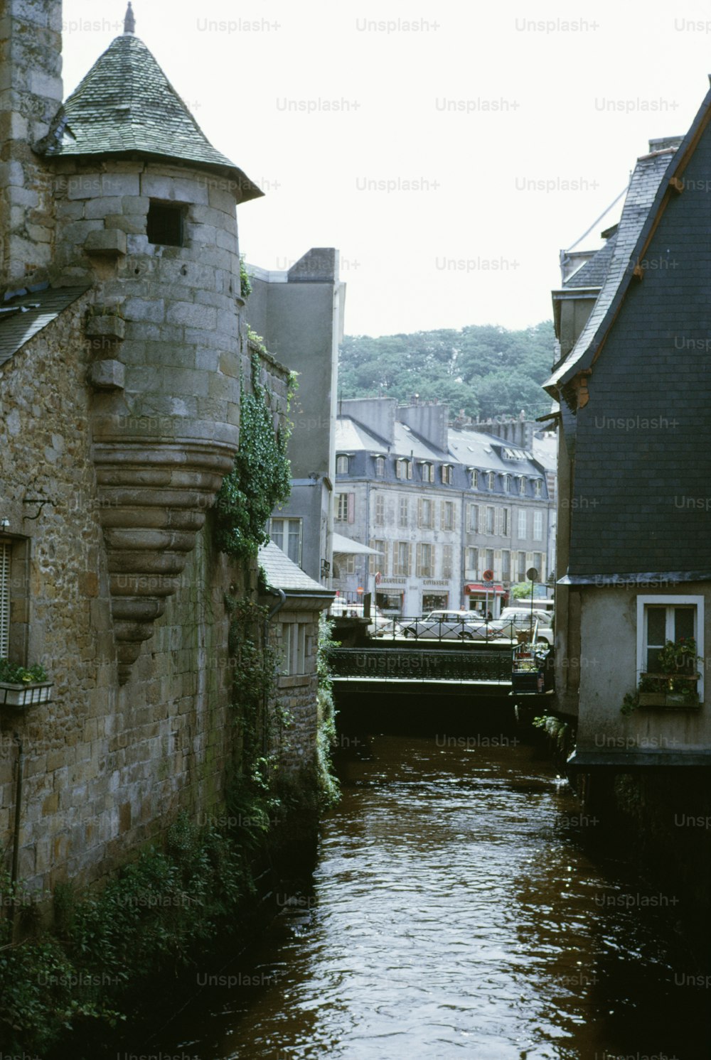 Ein Fluss, der neben hohen Gebäuden durch eine Stadt fließt