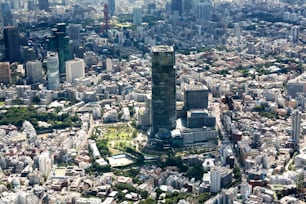 uma vista aérea de uma cidade com edifícios altos