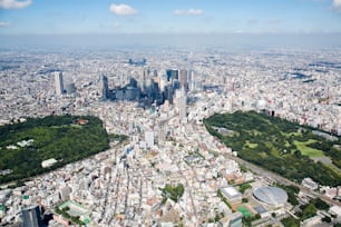 日本、東京、新宿、中央に東京都庁舎、航空写真