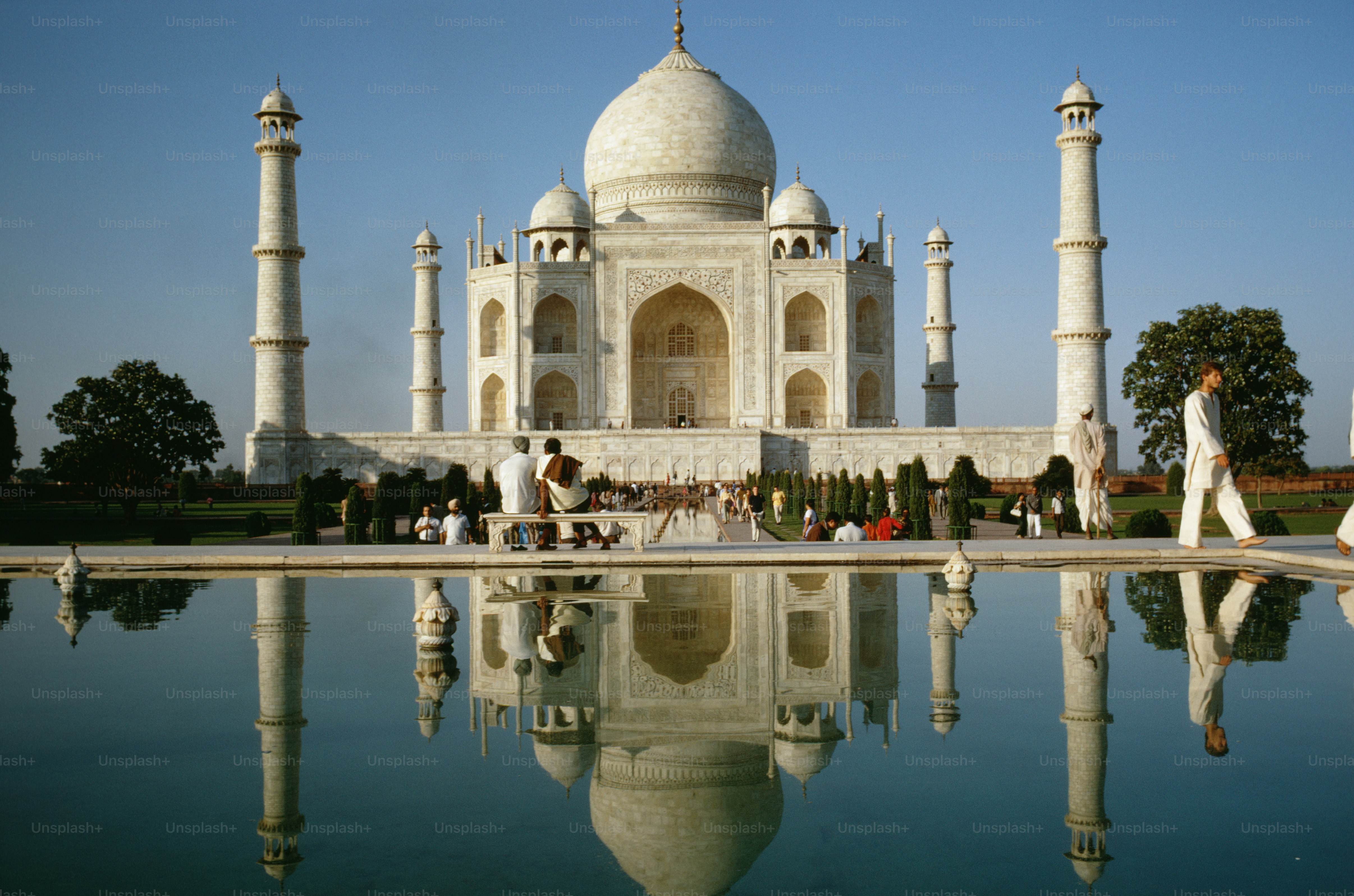 un grande edificio bianco con una piscina di fronte ad esso