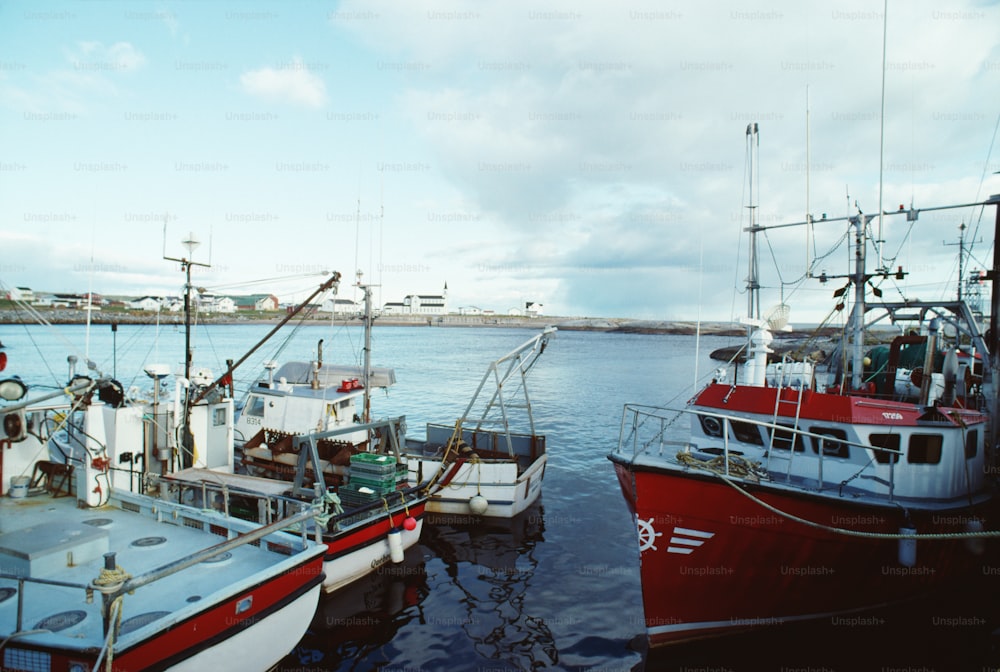 ein paar Boote, die im Wasser liegen