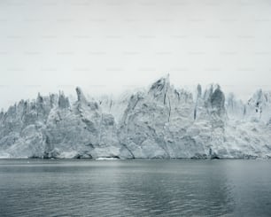 Un gros iceberg au milieu d’un plan d’eau