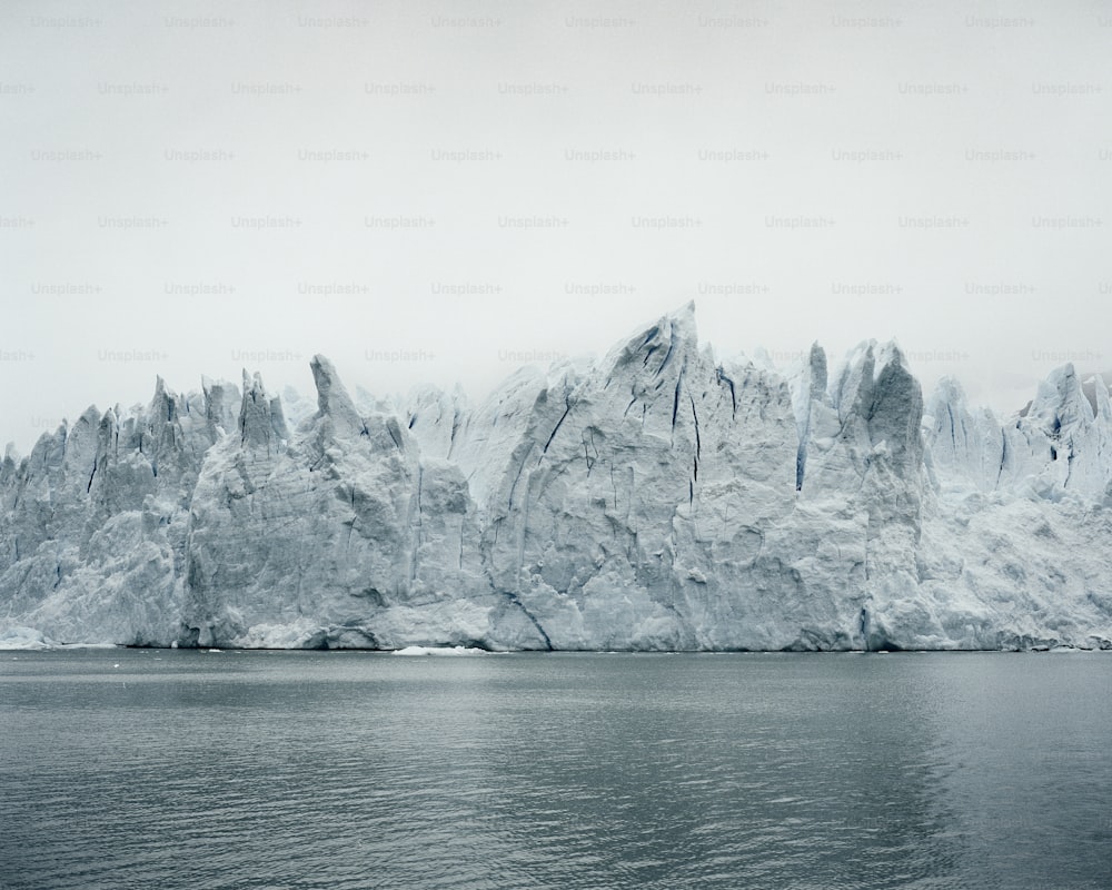 Un gran iceberg en medio de un cuerpo de agua