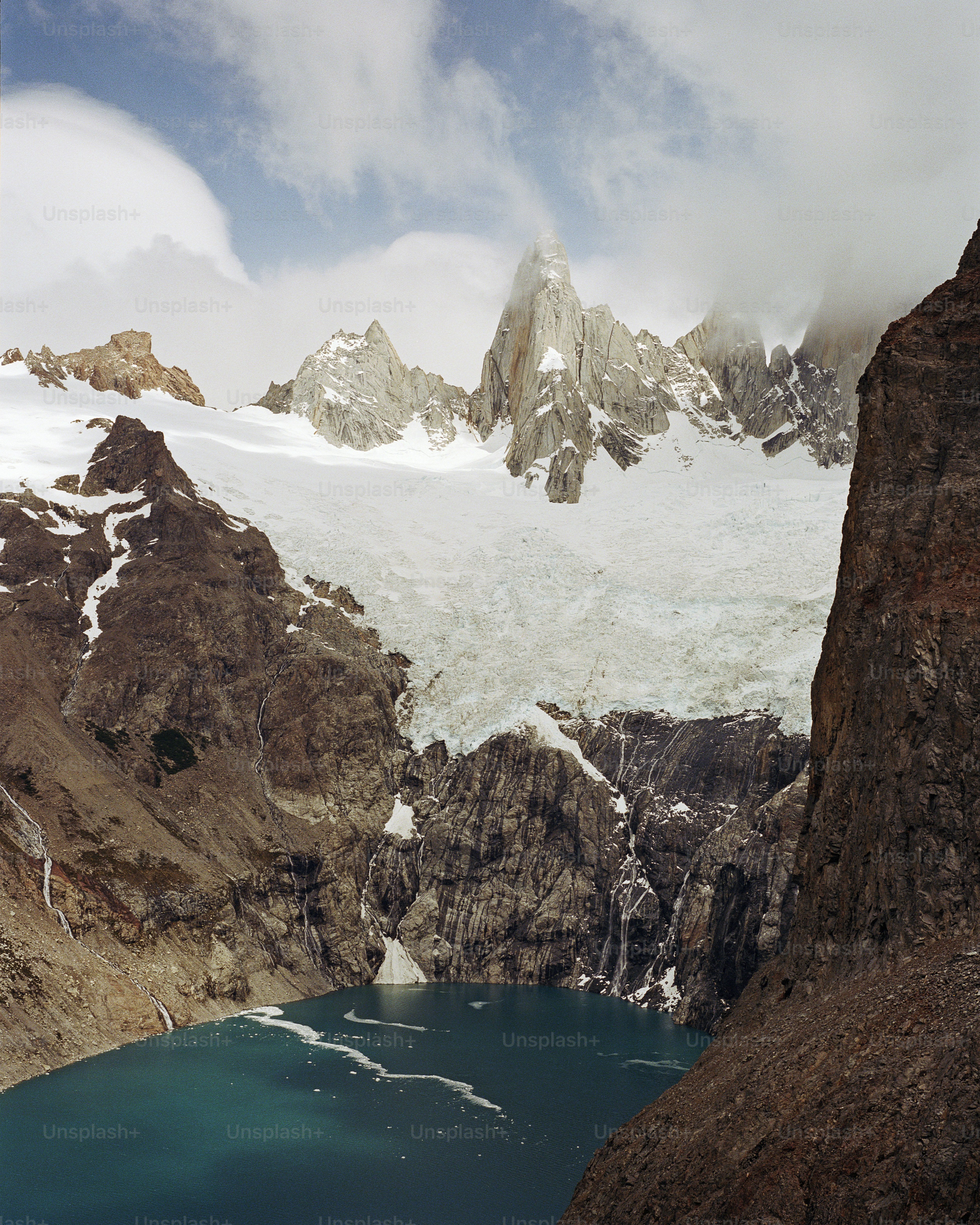 una montagna con un lago nel mezzo