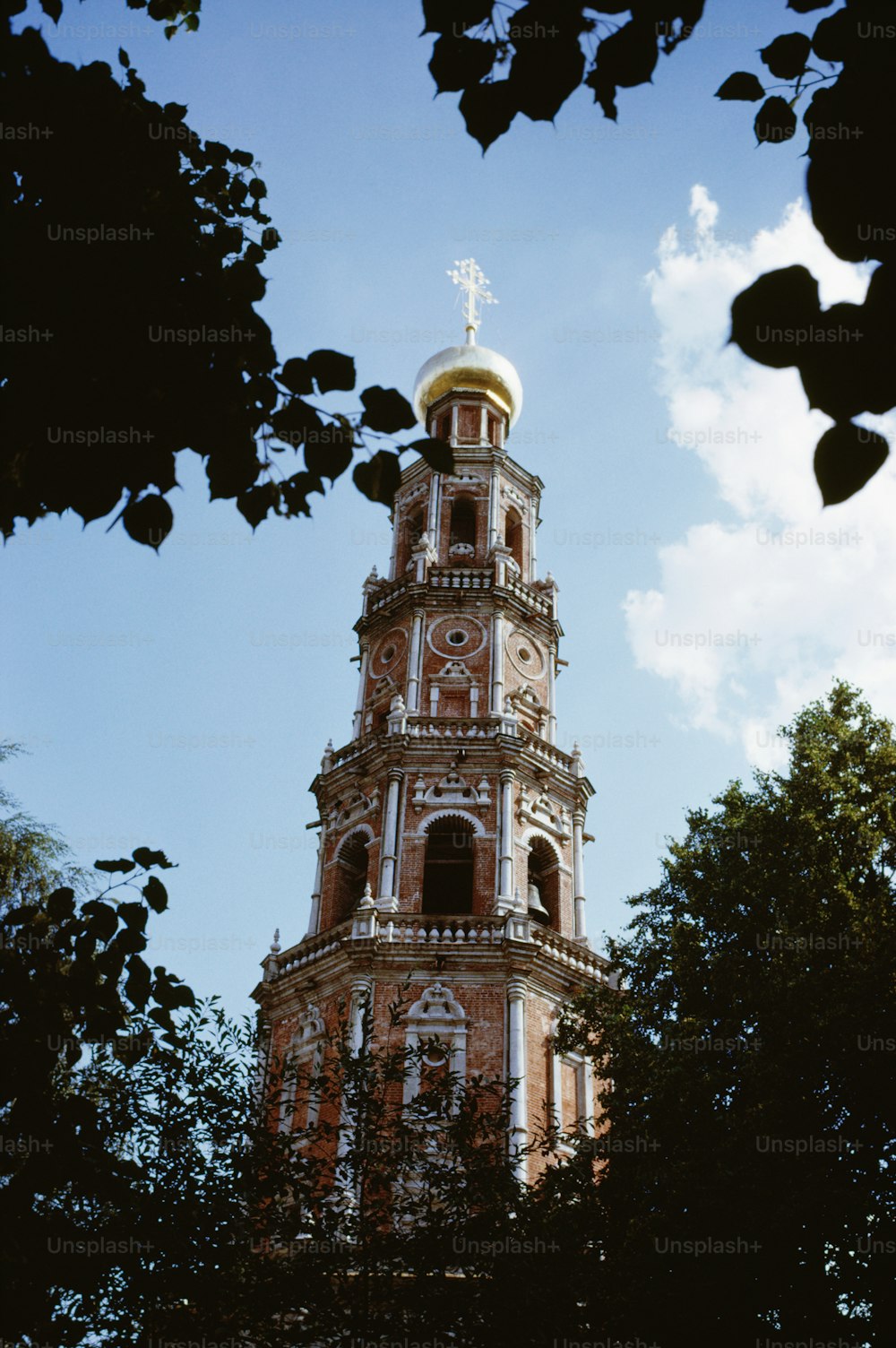 ein hoher Turm mit einem Kreuz darauf