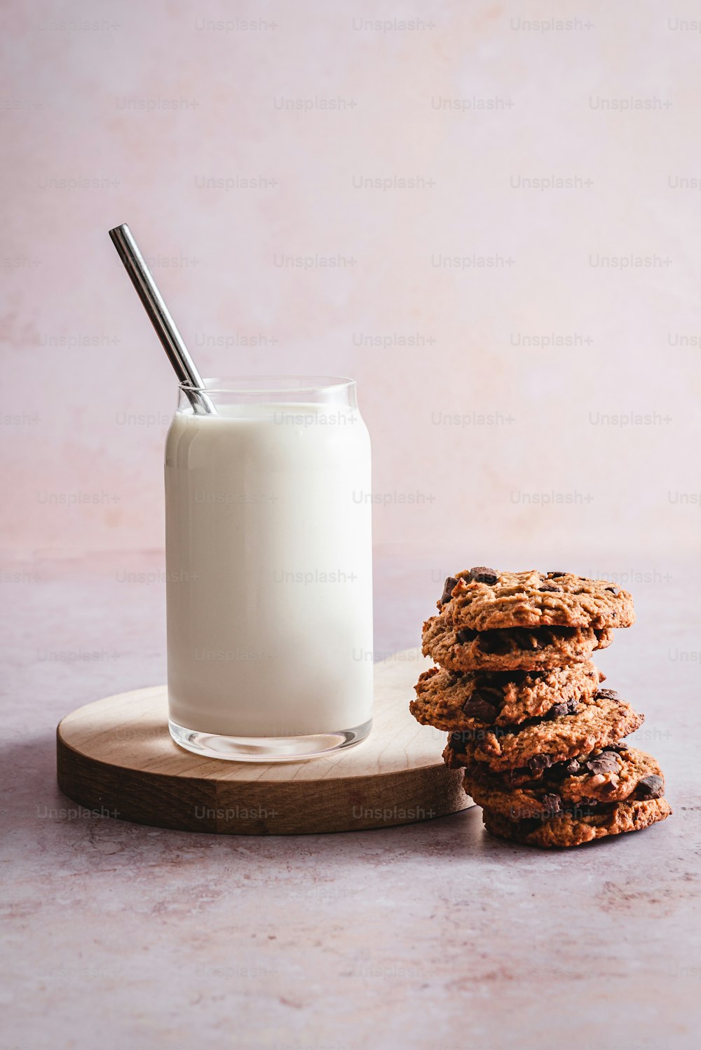 ein Stapel Kekse neben einem Glas Milch
