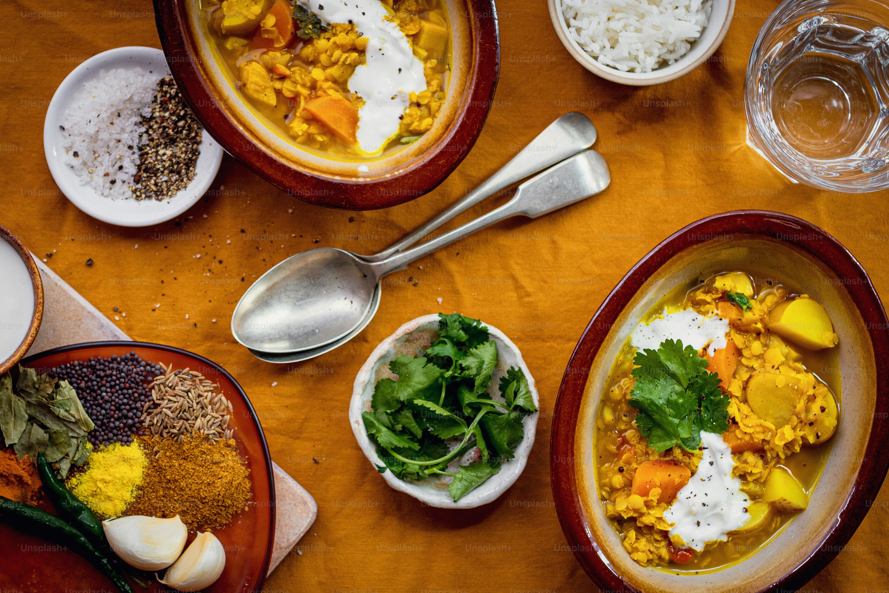 une table en bois surmontée de bols de nourriture