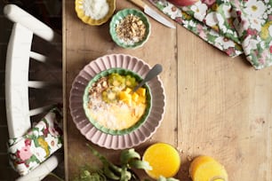 un bol de flocons d’avoine avec des fruits sur une table