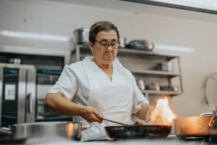 ストーブの上で台所で料理をする女性