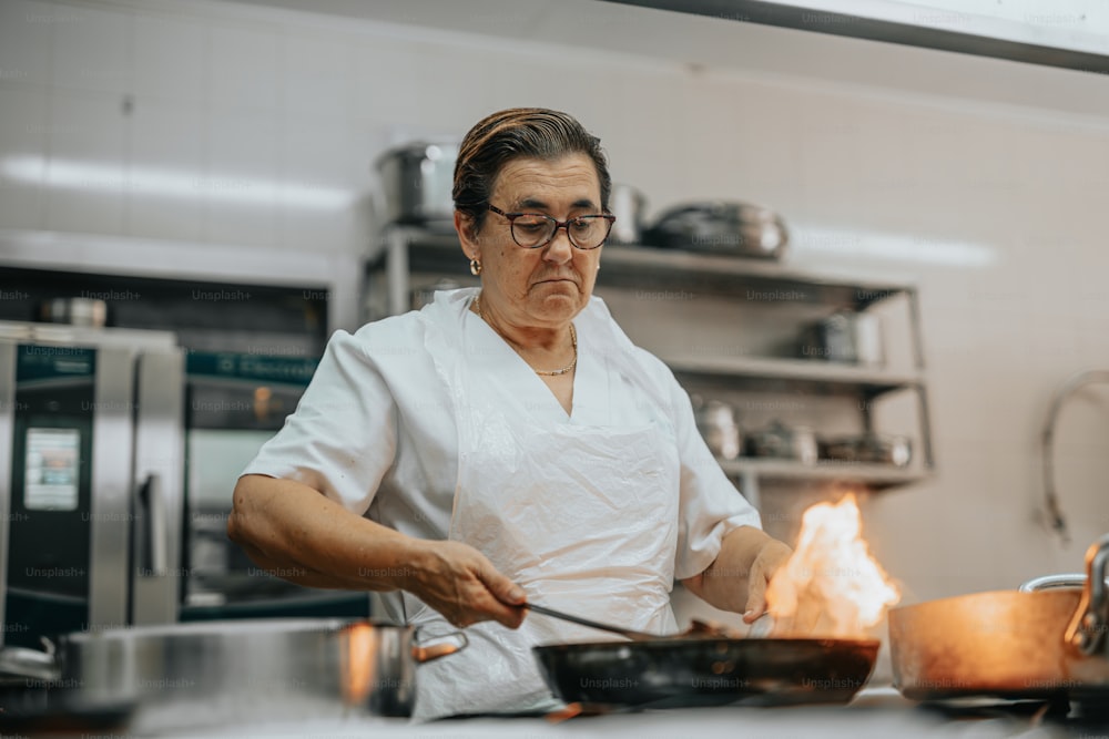 uma mulher cozinhando em uma cozinha em um fogão