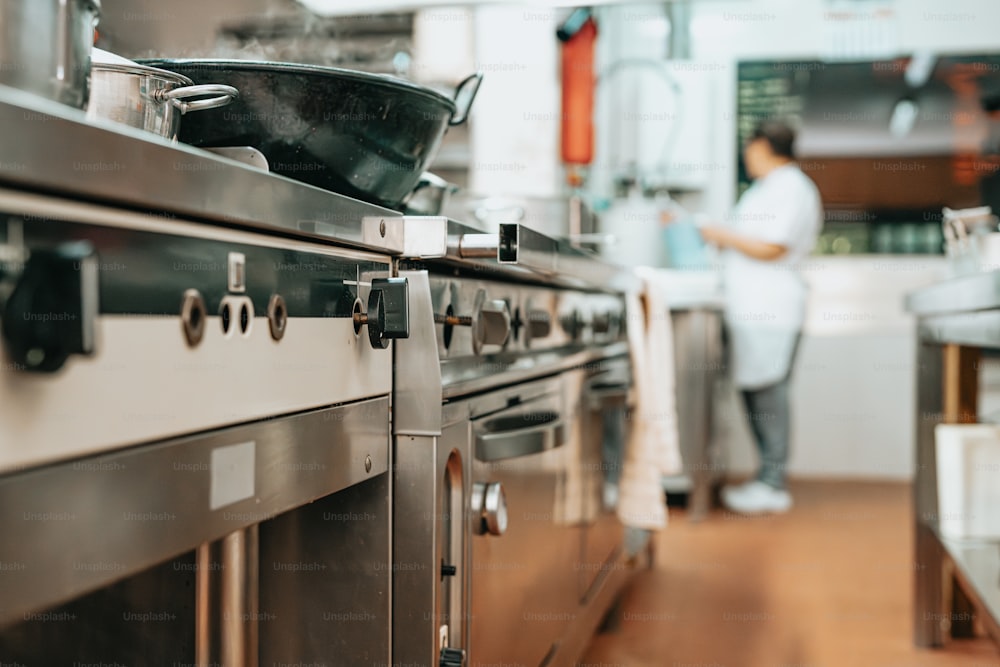 Ein Koch ist in der Küche und bereitet Essen zu