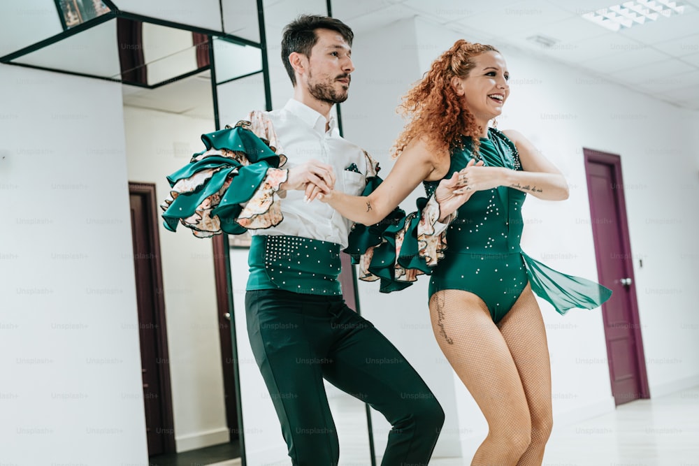 Un uomo e una donna che ballano in uno studio di danza