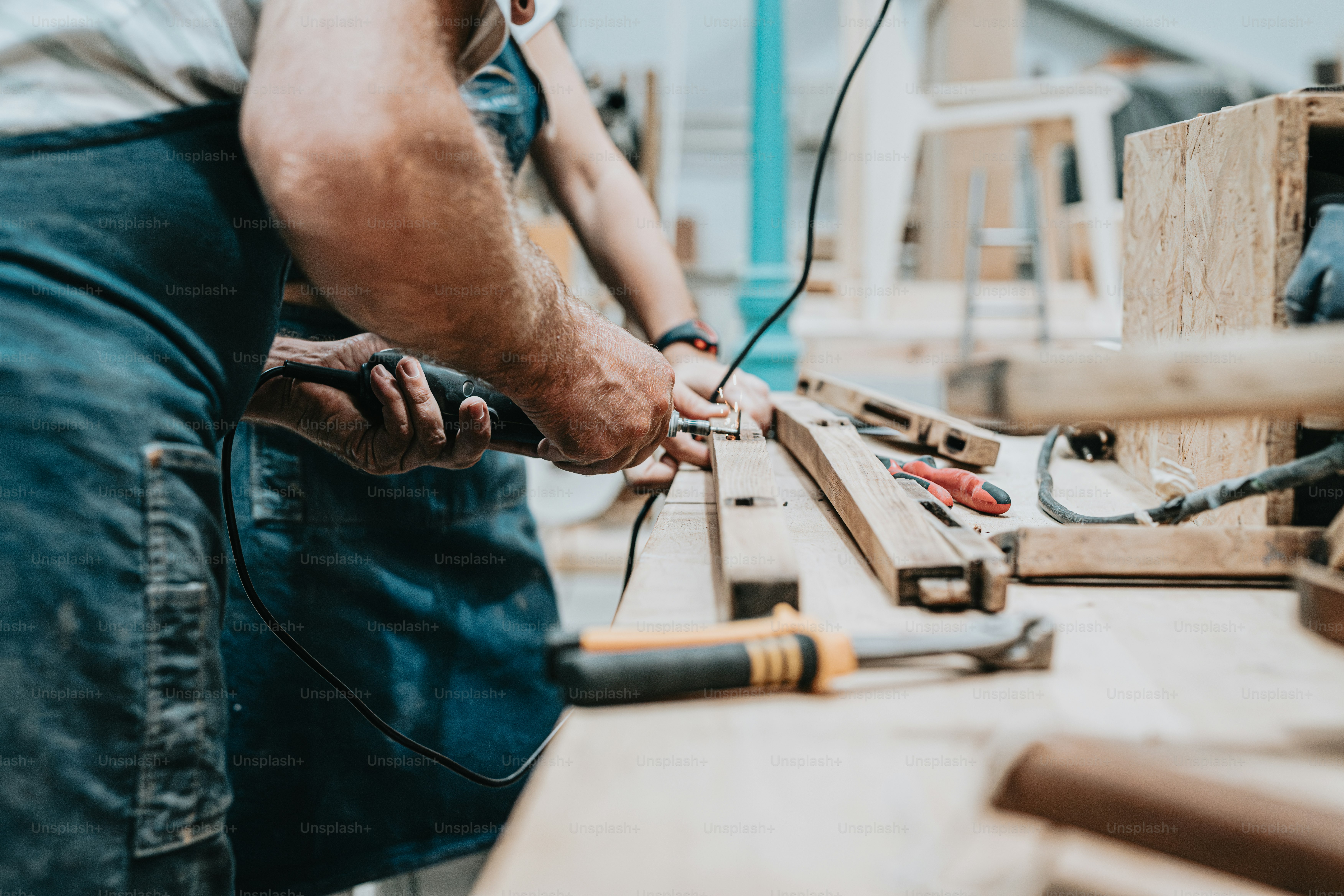 Un hombre trabajando en un pedazo de madera