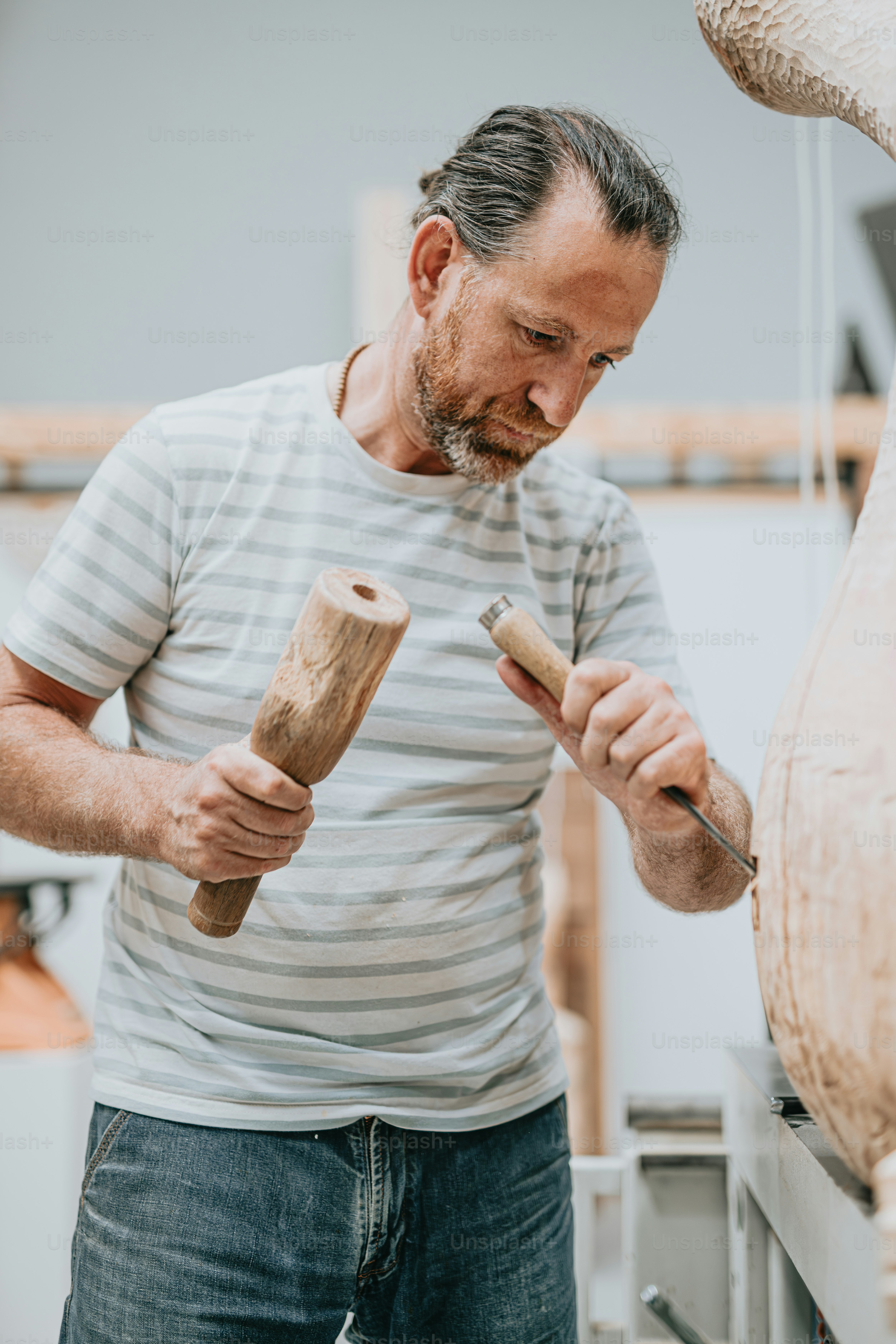 ein mann, der an einem stück holz arbeitet