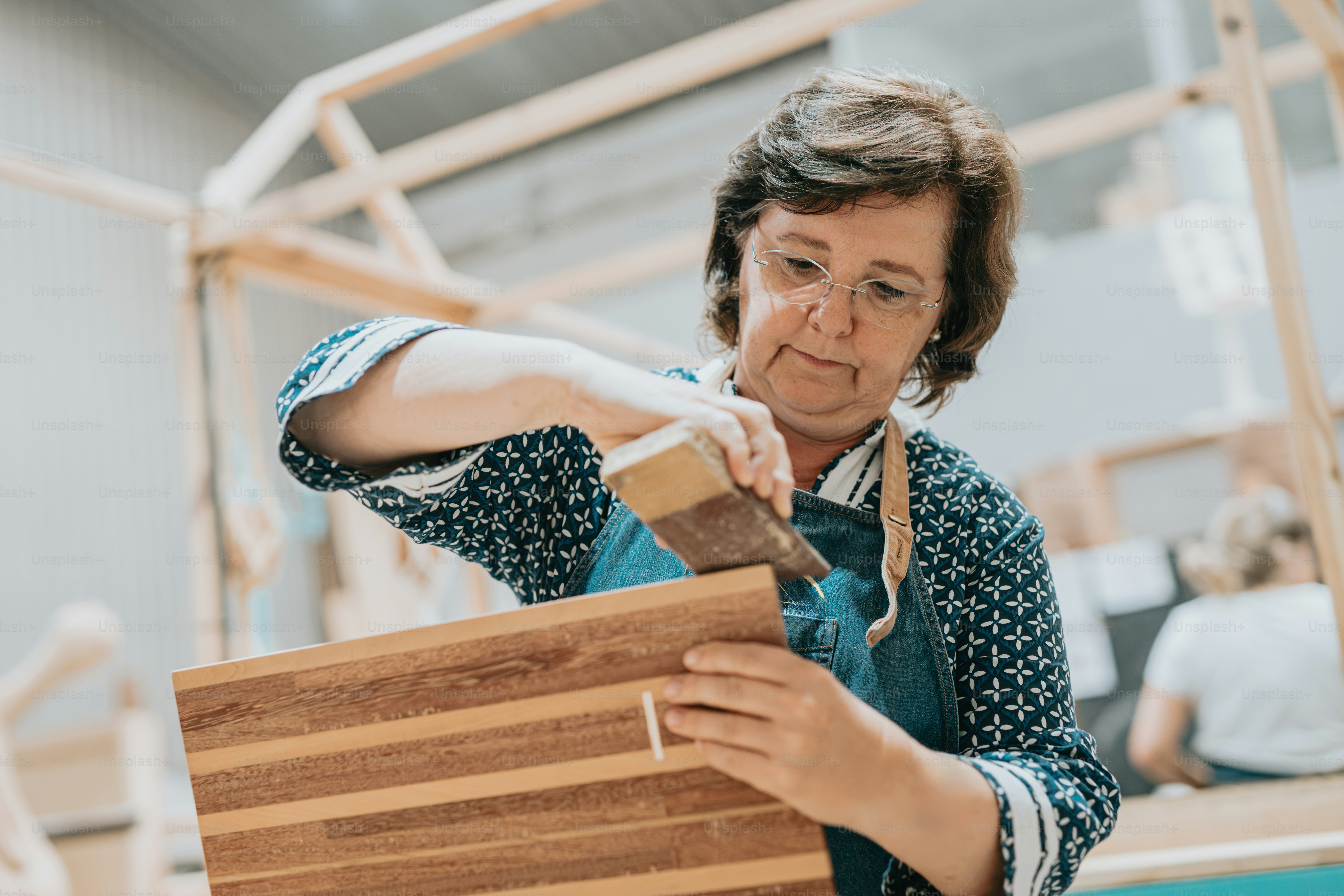 Una mujer trabajando en un trozo de madera