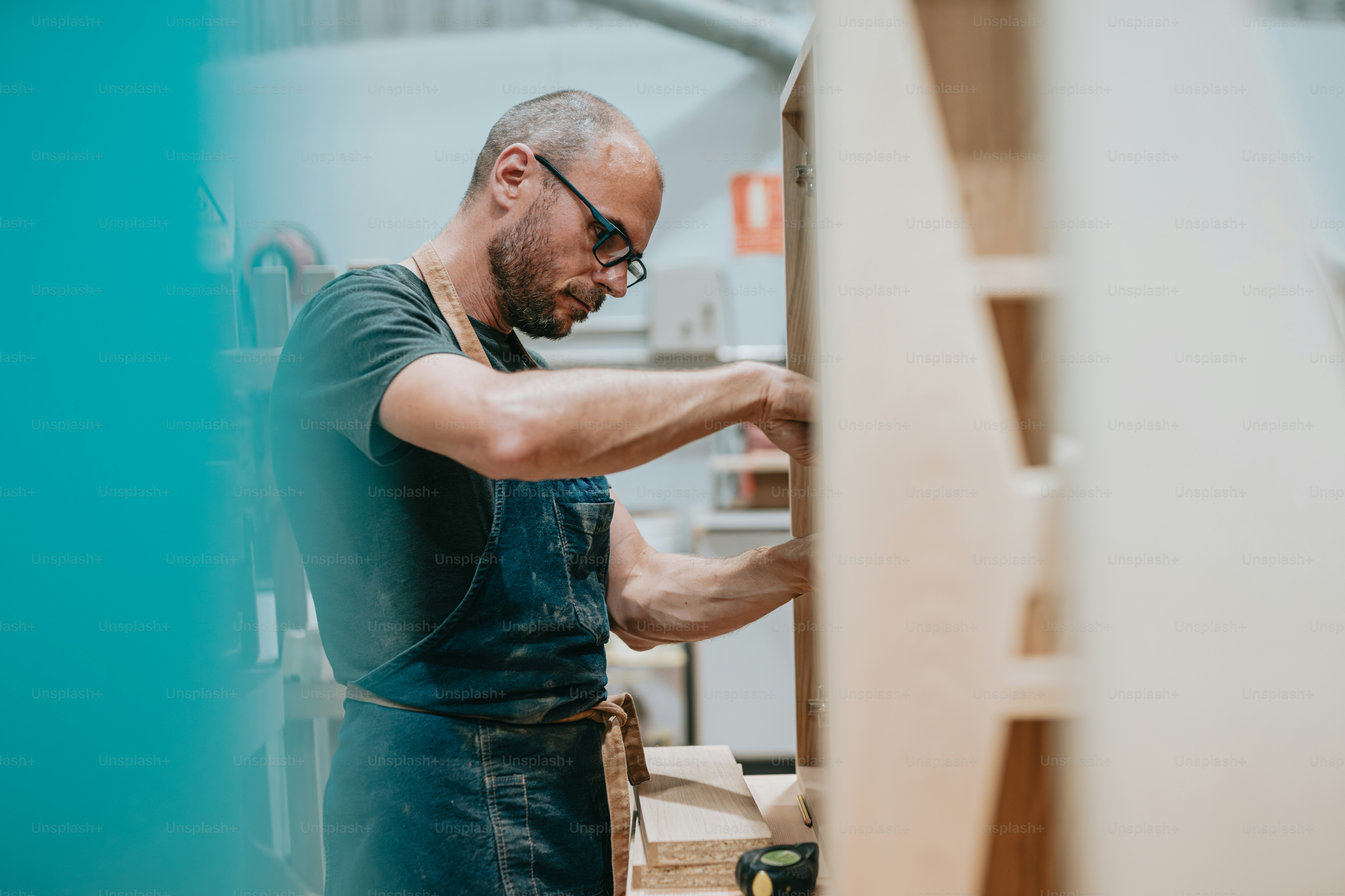 ein Mann, der an einem Möbelstück arbeitet