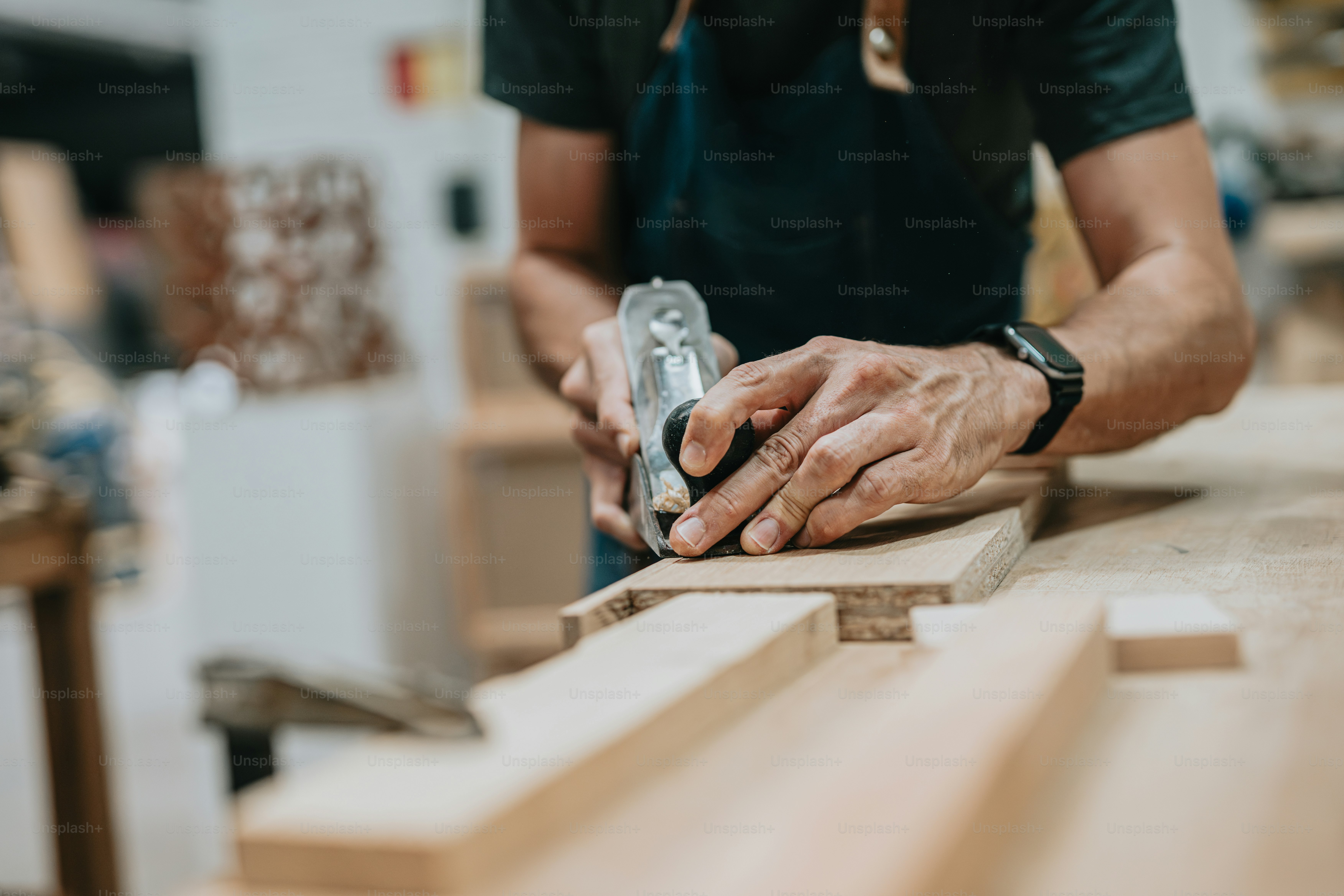 ein mann, der an einem stück holz arbeitet