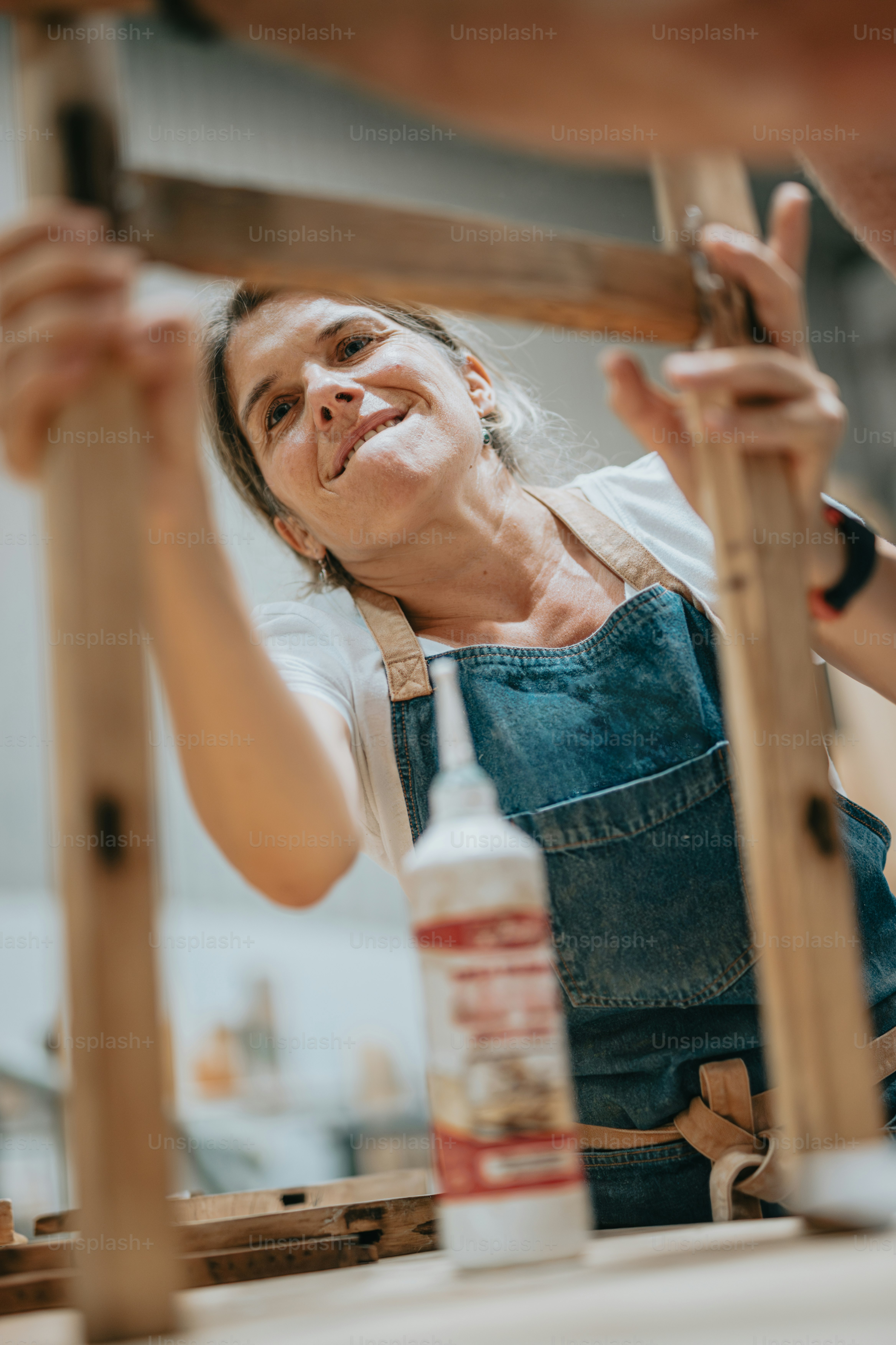 Una donna sta lavorando su un pezzo di legno