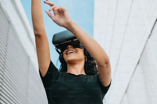 una donna che indossa un auricolare per la realtà virtuale