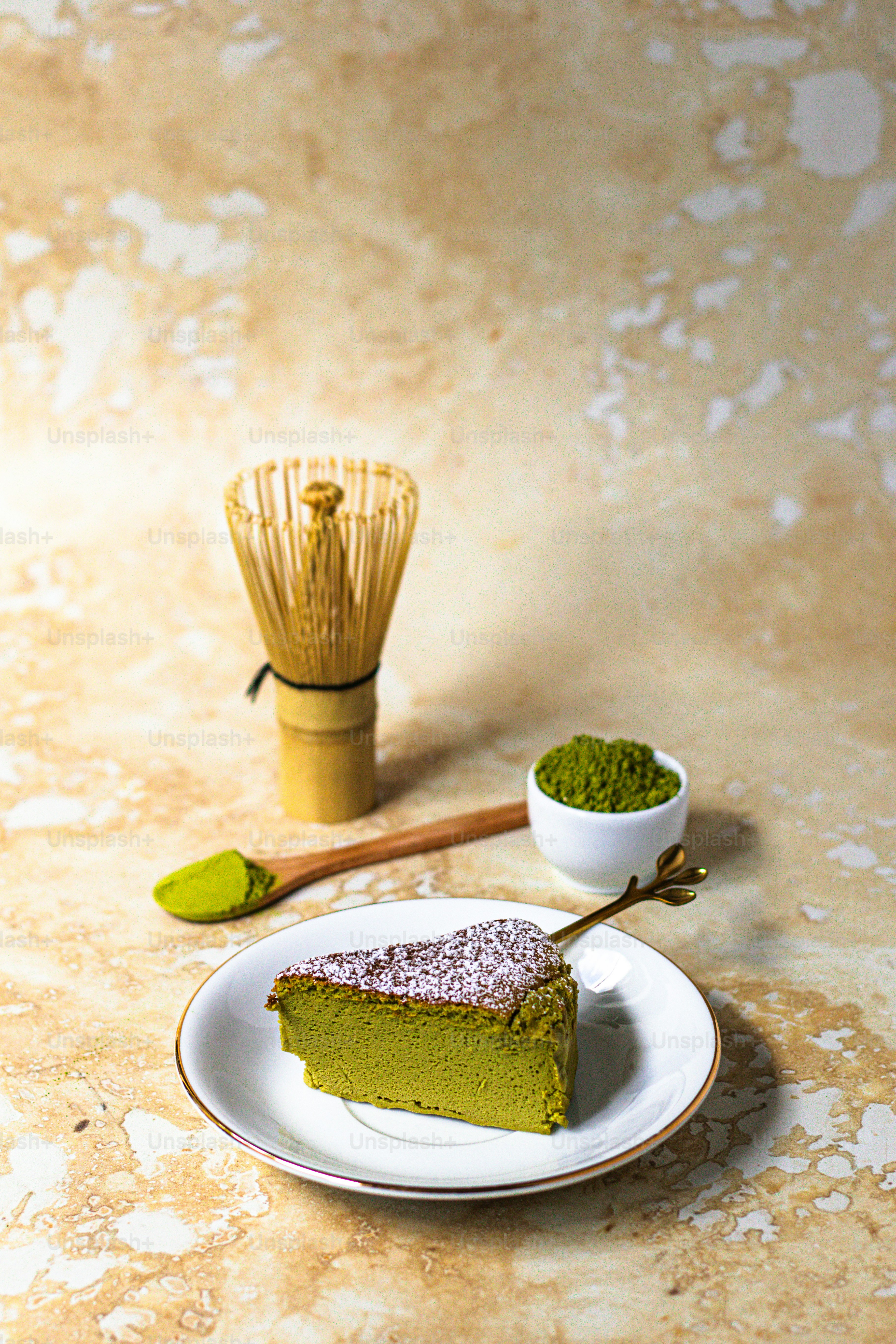 ein Stück grüner Kuchen auf einem weißen Teller