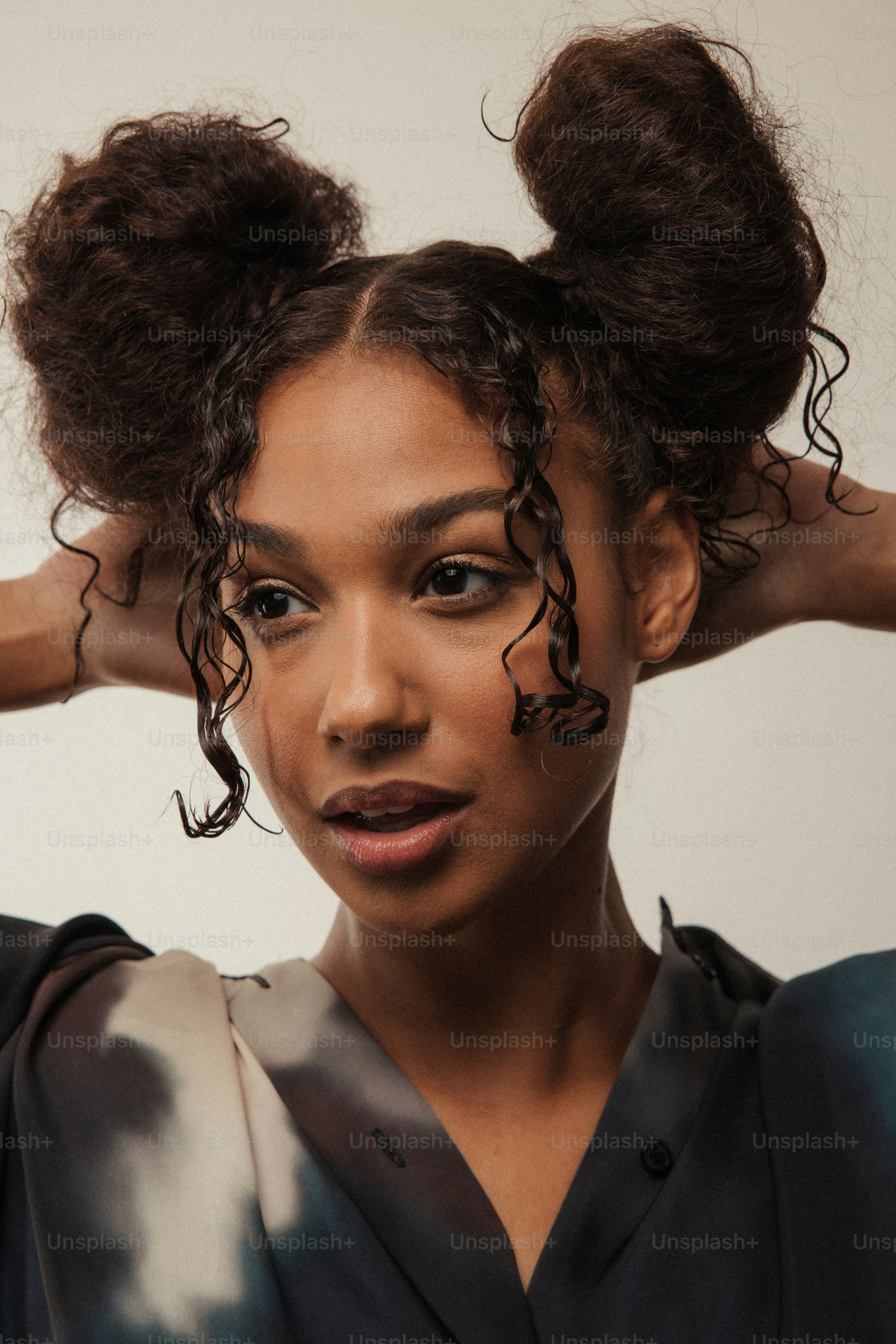 Une femme avec ses cheveux en chignon