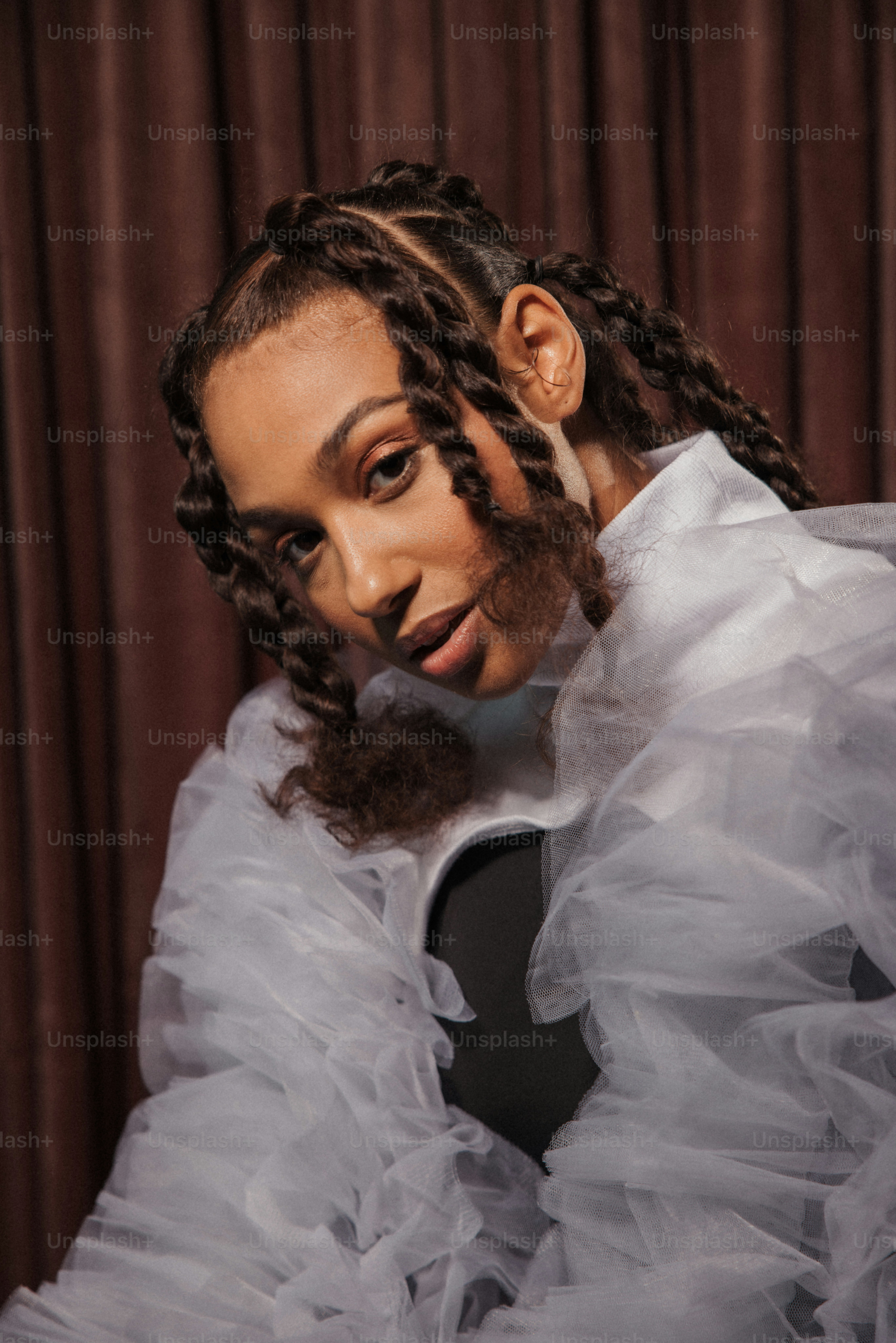 seorang wanita mengenakan gaun putih dan jaket hitam
