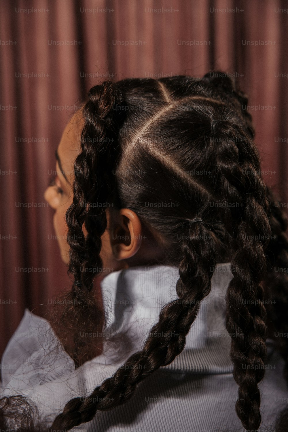 um close up de uma pessoa com cabelo comprido