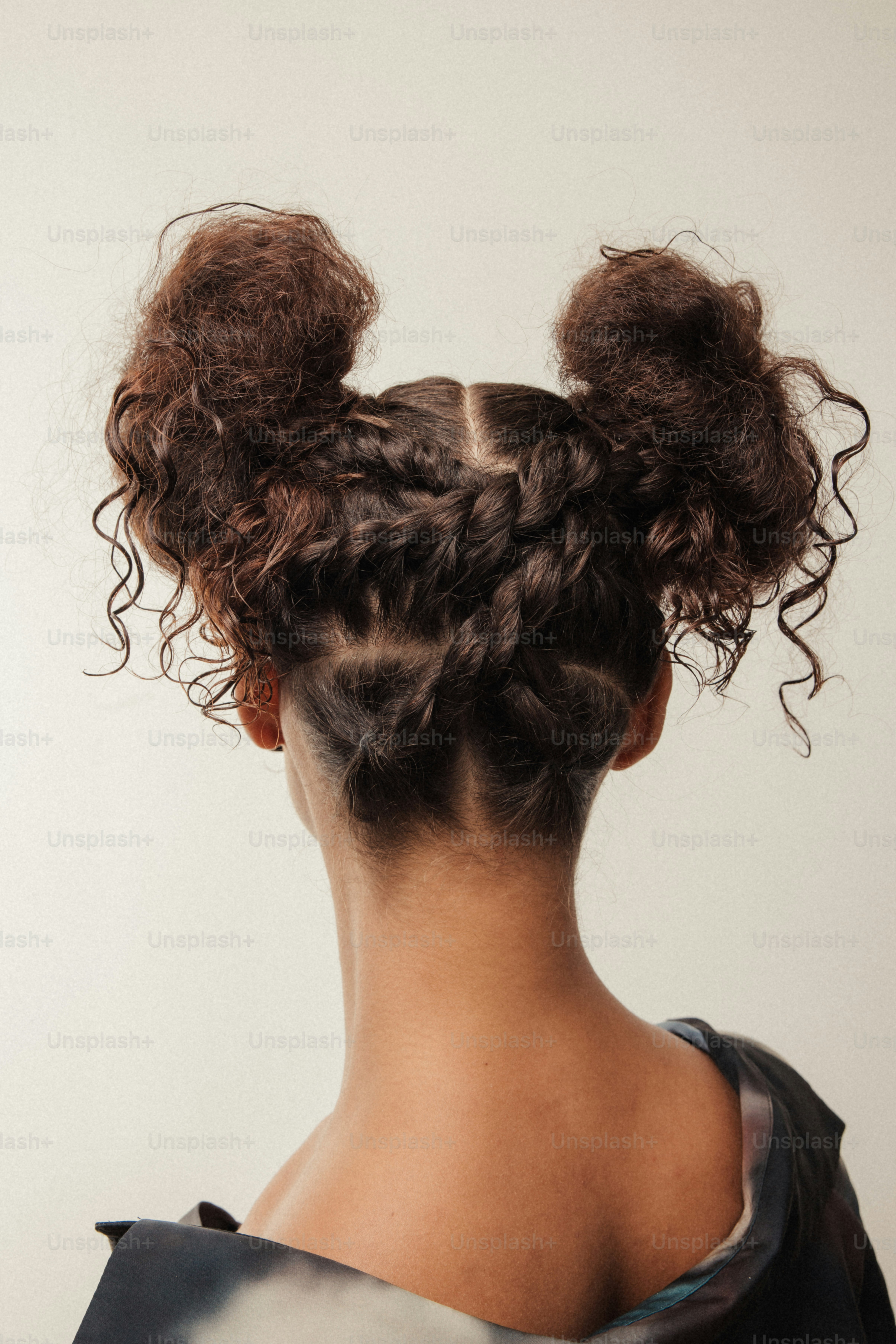 Hinterkopf einer Frau mit lockigem Haar