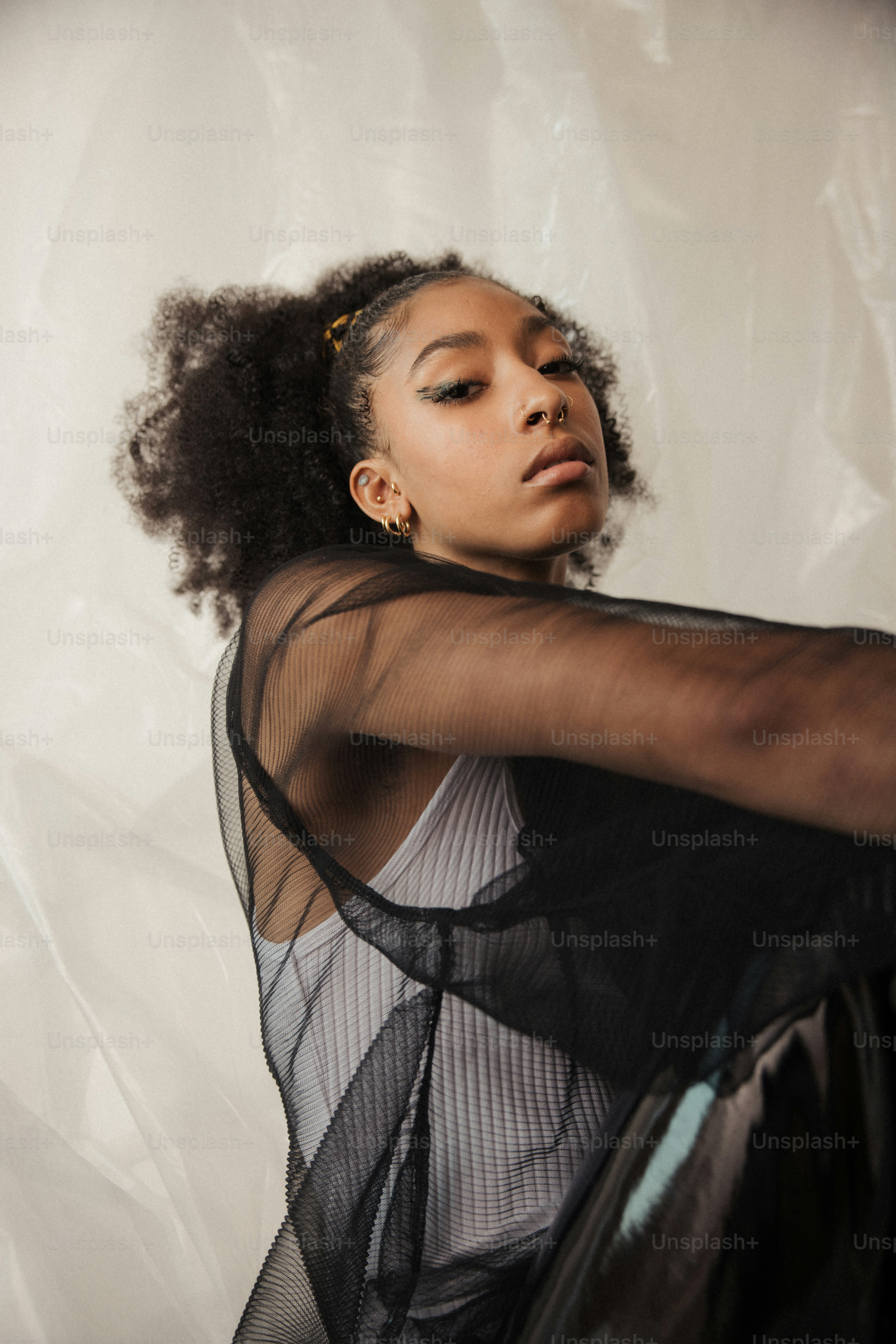 Une femme avec un afro pose pour une photo