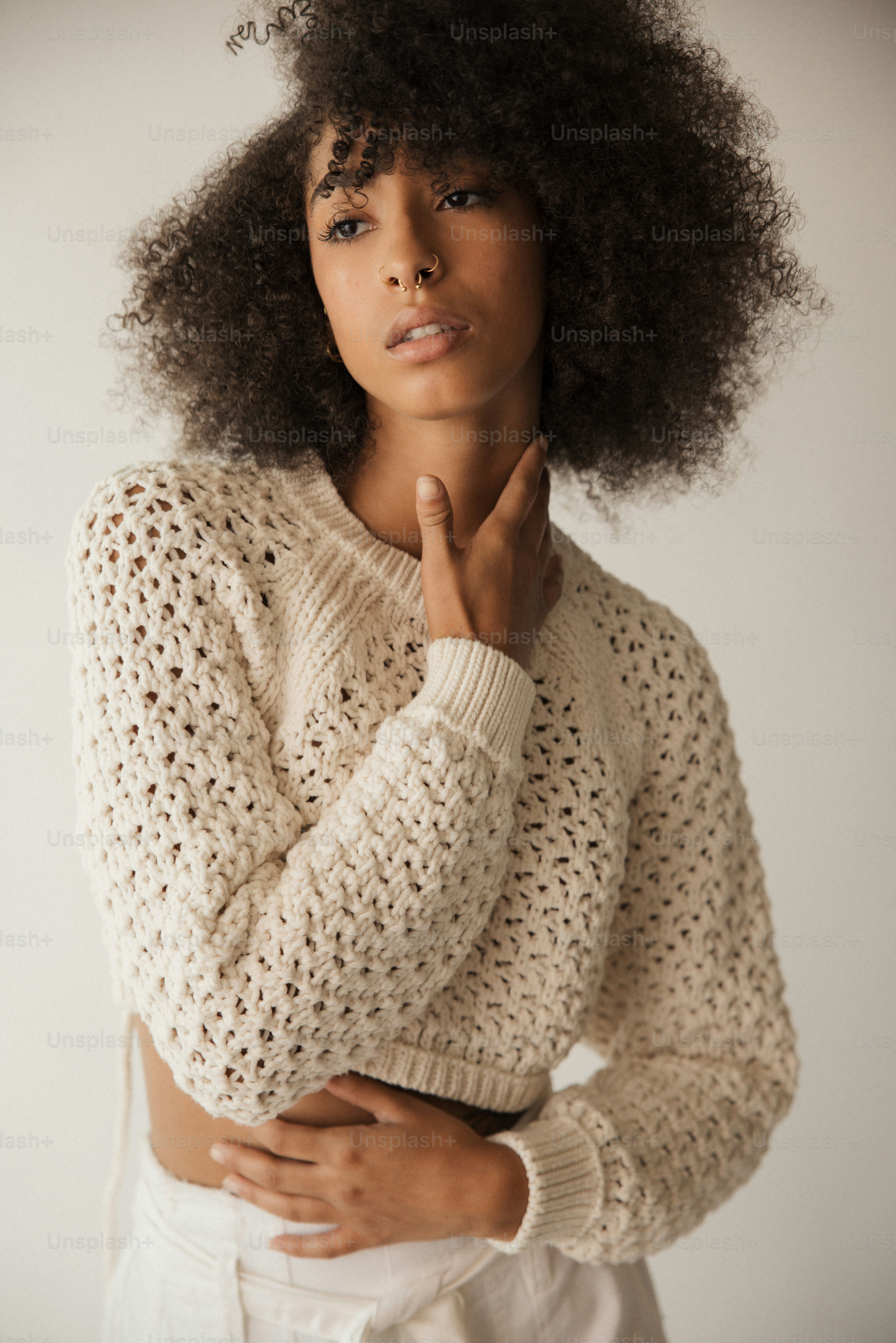 Une femme avec un afro pose pour une photo