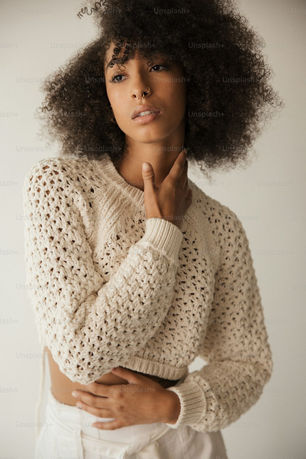 Eine Frau mit einem Afro posiert für ein Foto