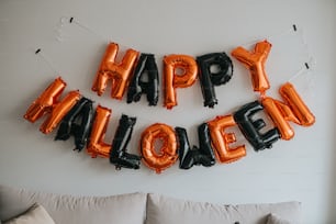 Una stanza con palloncini che dicono Buon Halloween