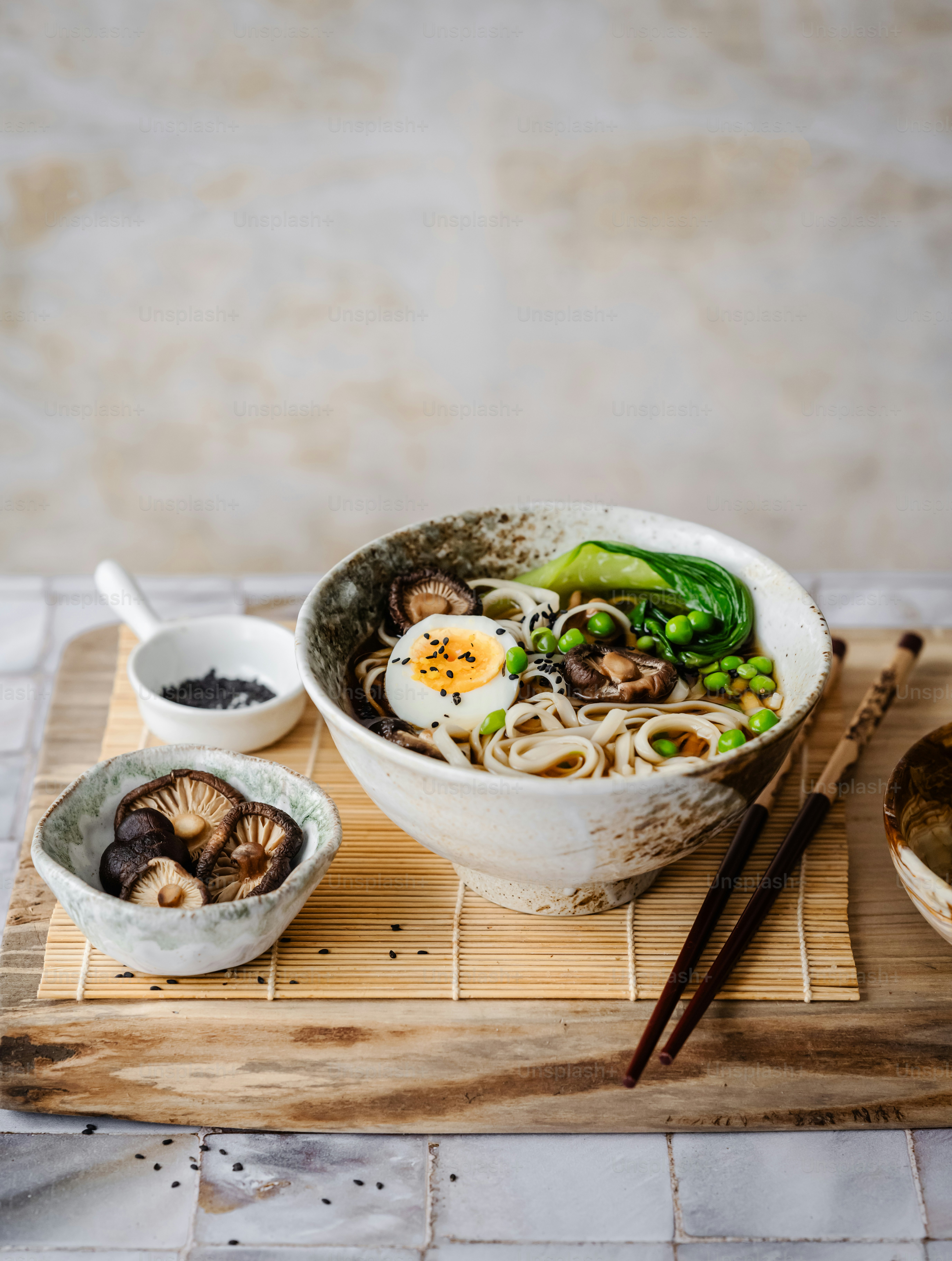 semangkuk ramen dengan jamur dan brokoli