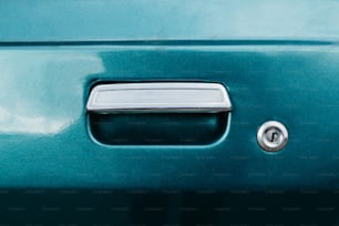 Un primo piano della maniglia di una porta su un'auto
