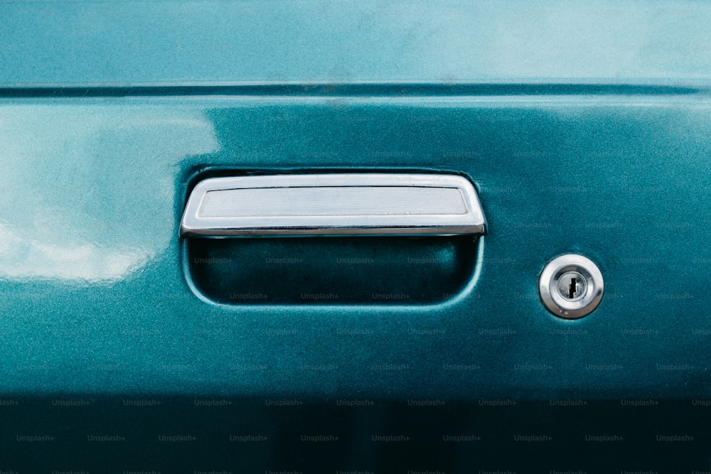 Un primer plano de la manija de una puerta en un automóvil