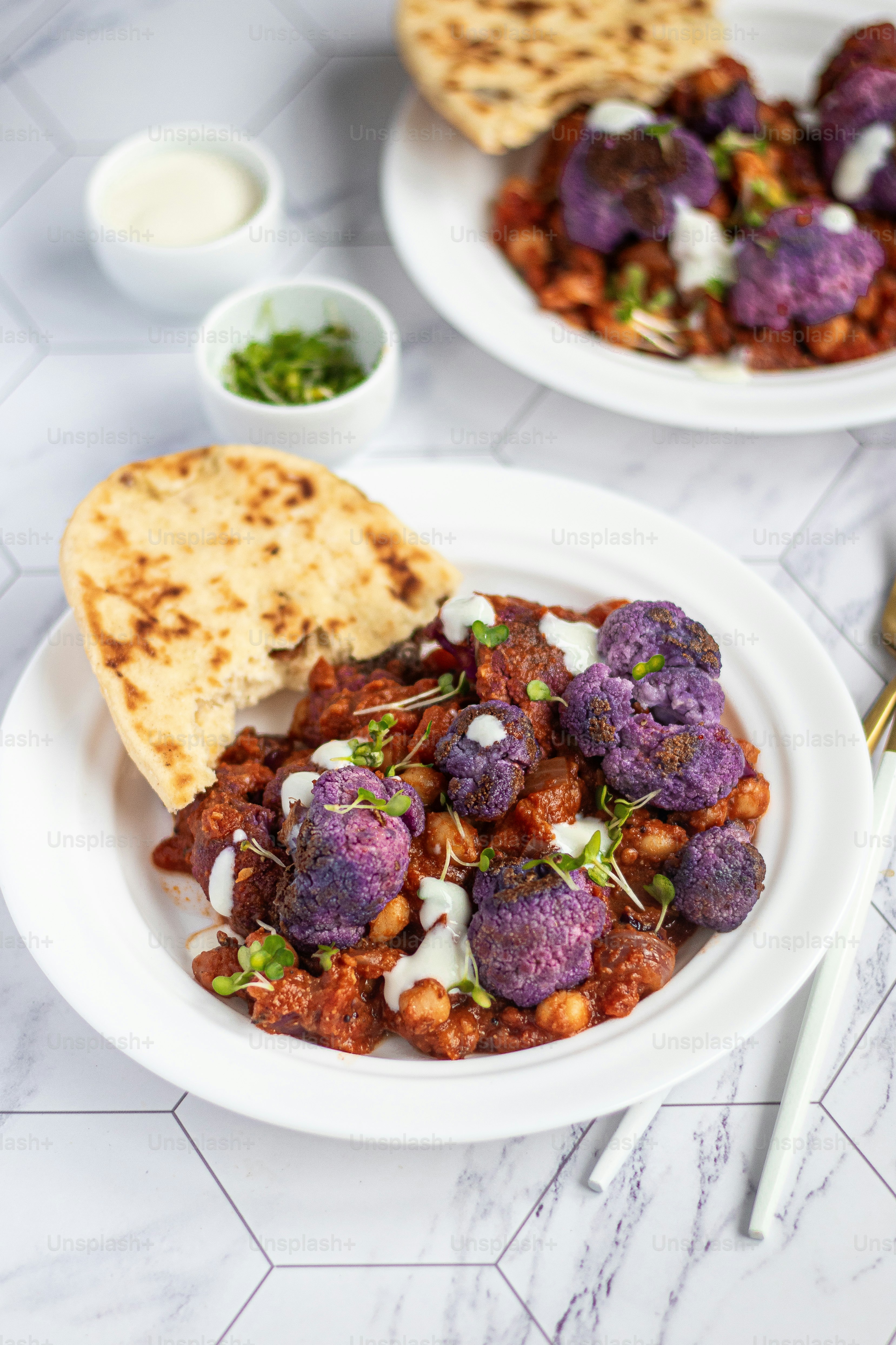 肉と野菜をトッピングした白いプレート