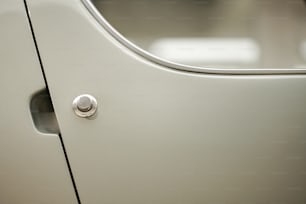 Un primo piano della maniglia di una porta su un'auto