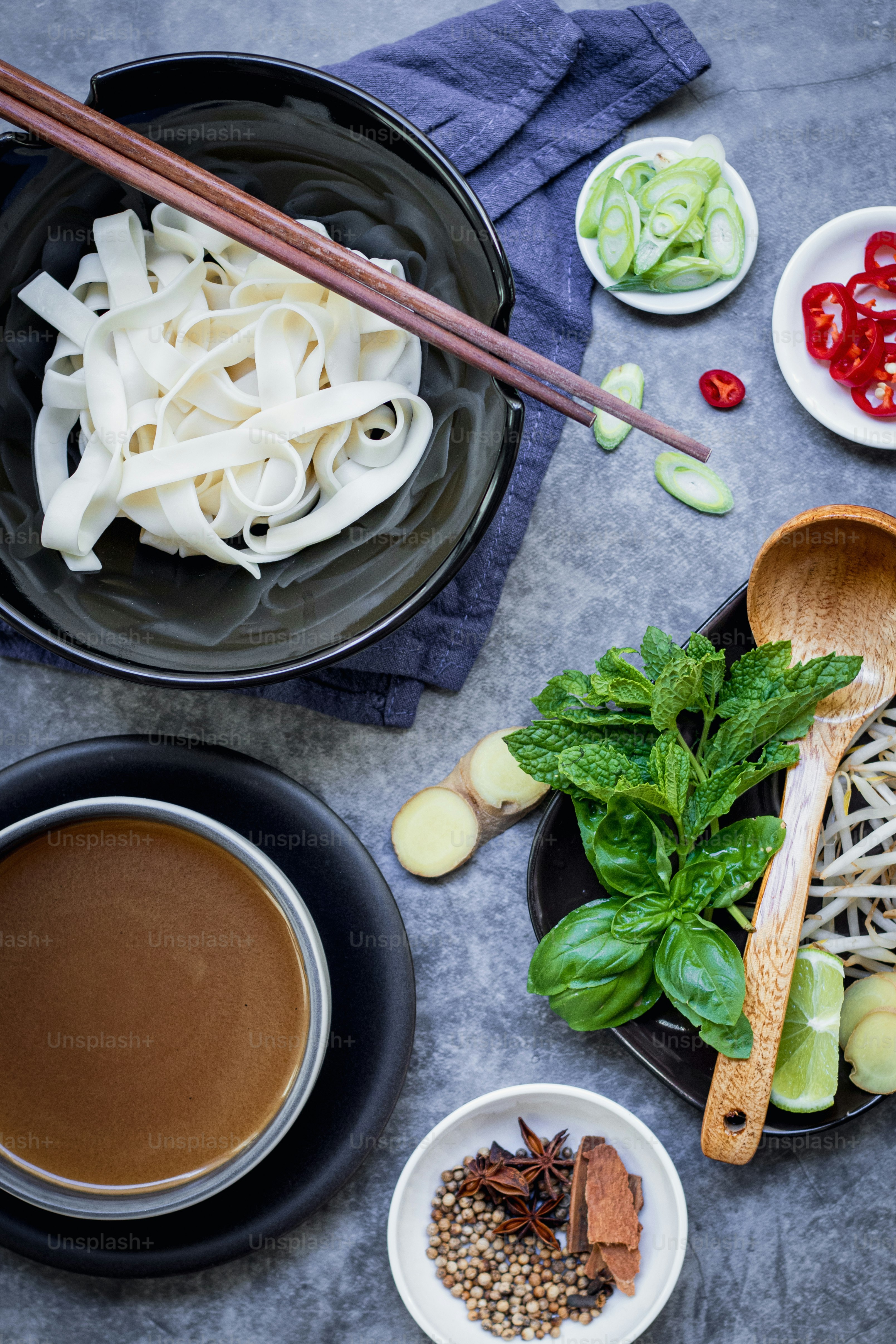 ein Tisch mit Schüsseln mit Essen und Essstäbchen