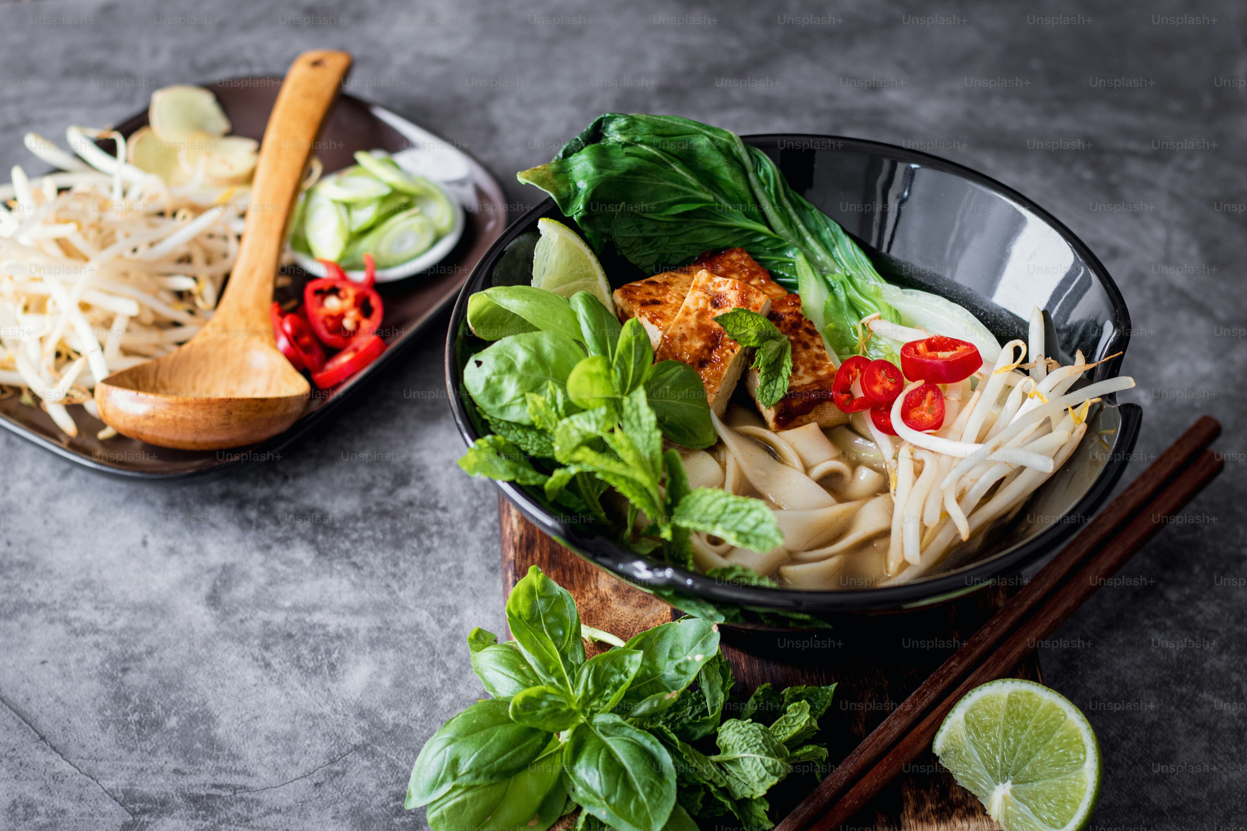 ein paar Schüsseln mit Essen auf einem Tisch