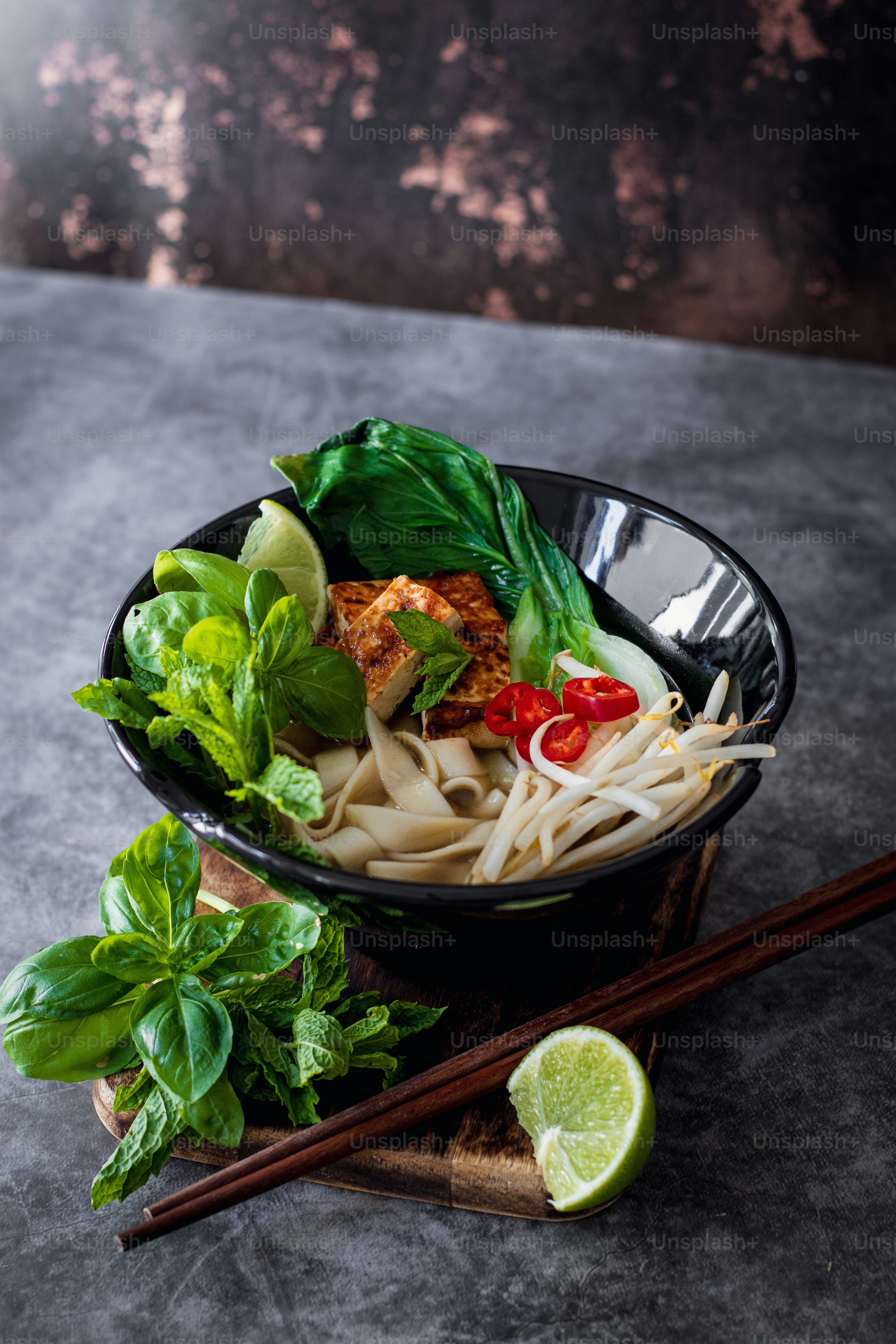 肉と野菜が入った麺のボウル