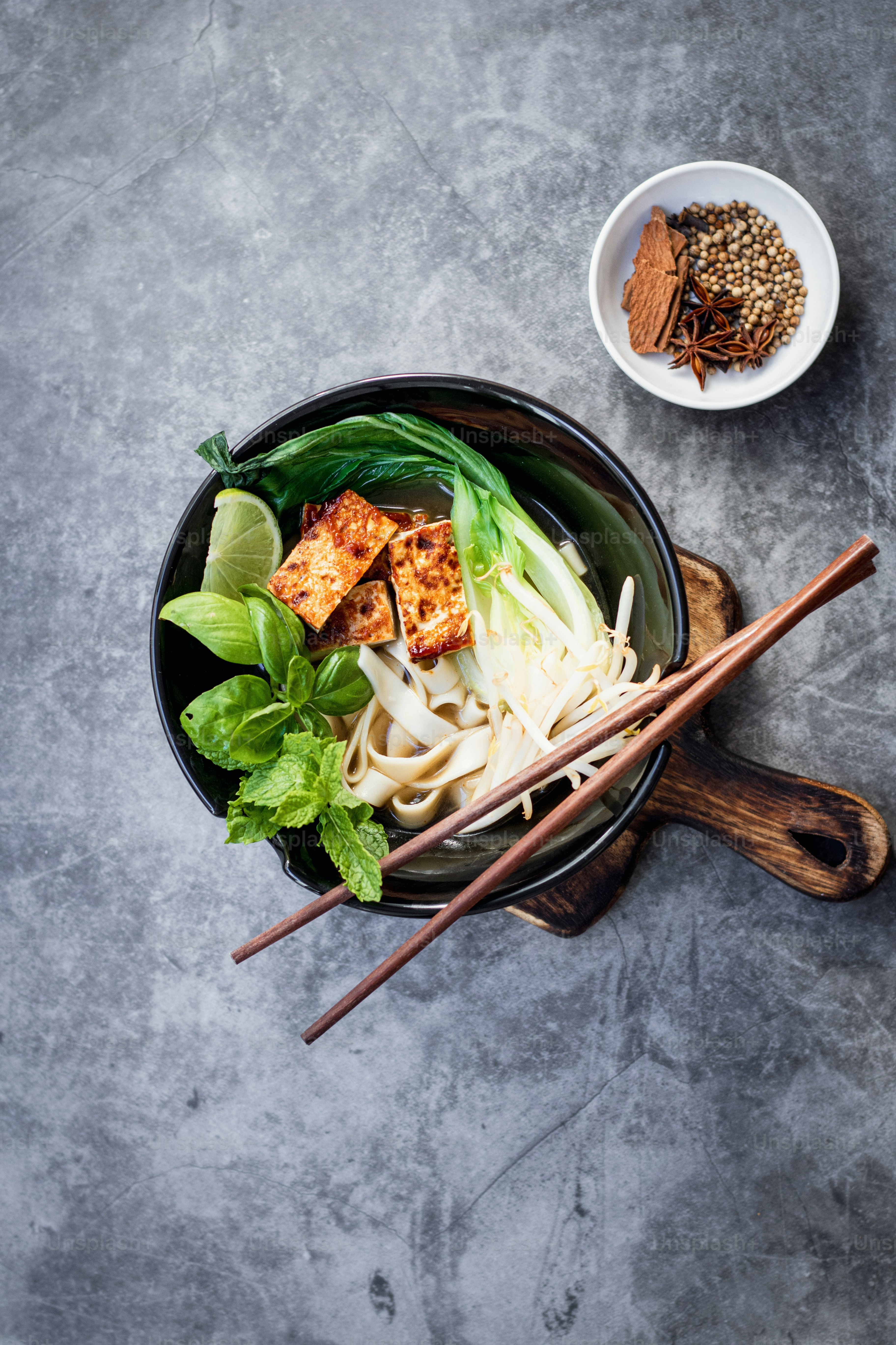 eine Schüssel Nudeln und Gemüse mit Stäbchen