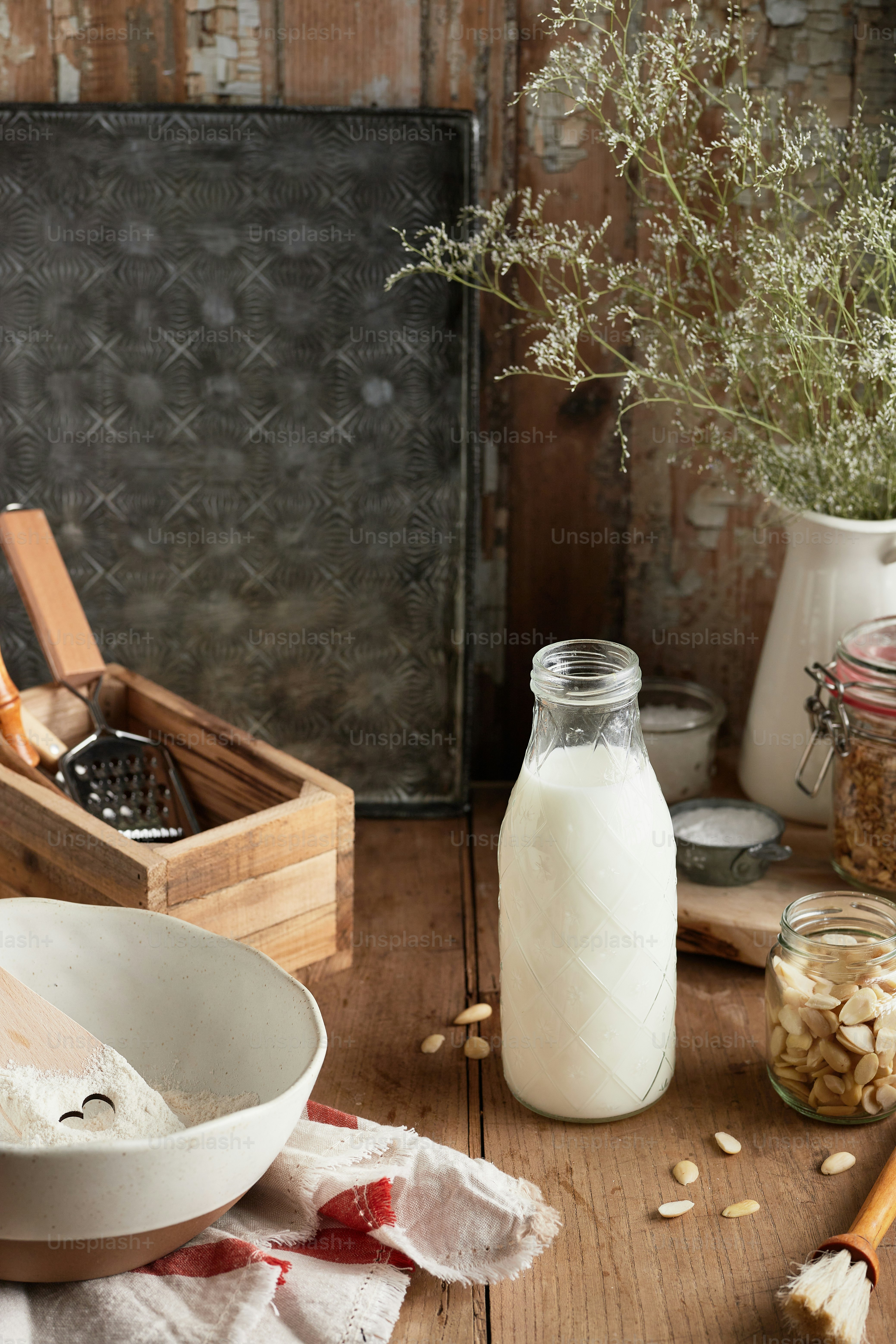una mesa de madera cubierta con un cuenco blanco lleno de comida
