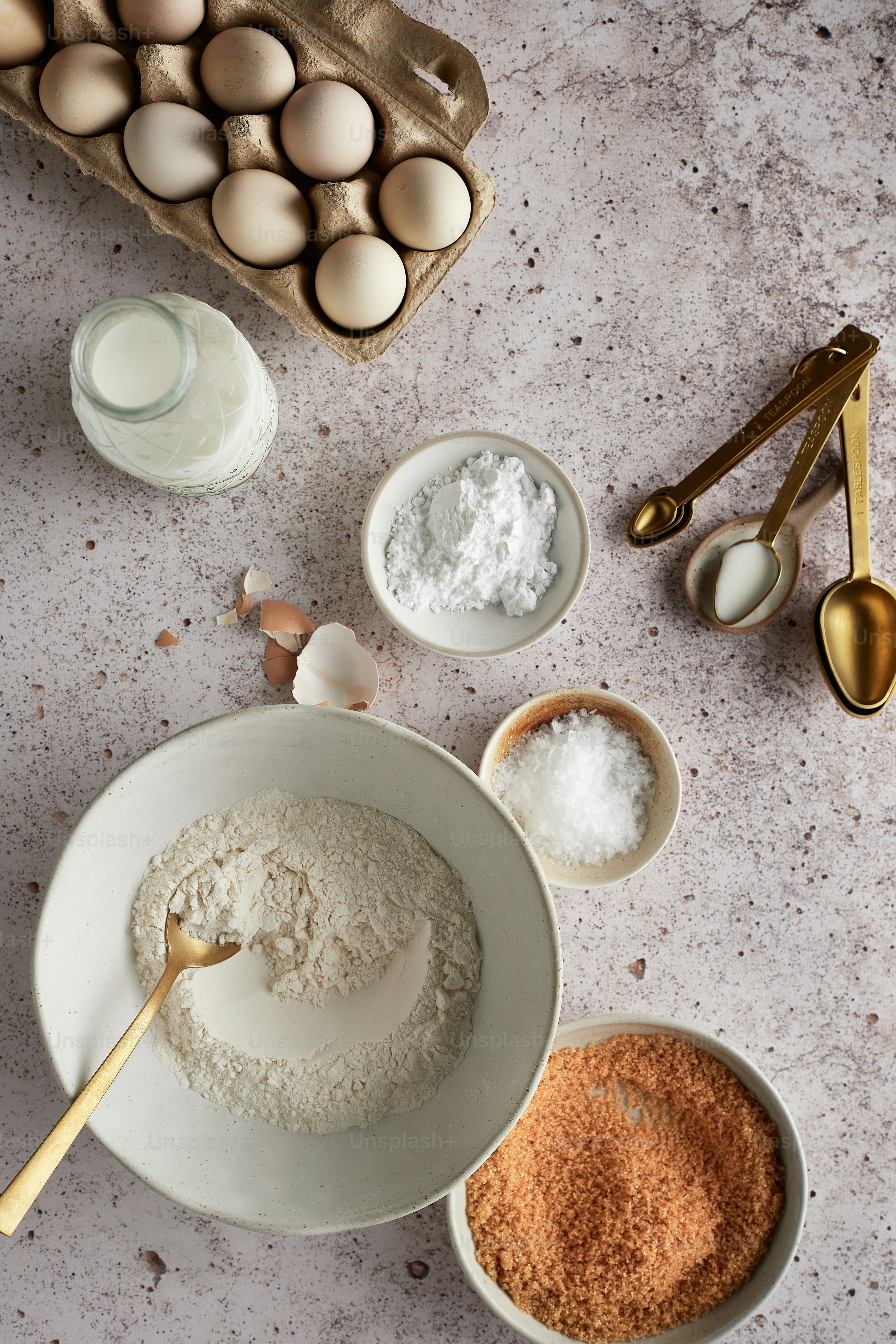 ein Tisch mit Schüsseln mit Essen und Eiern