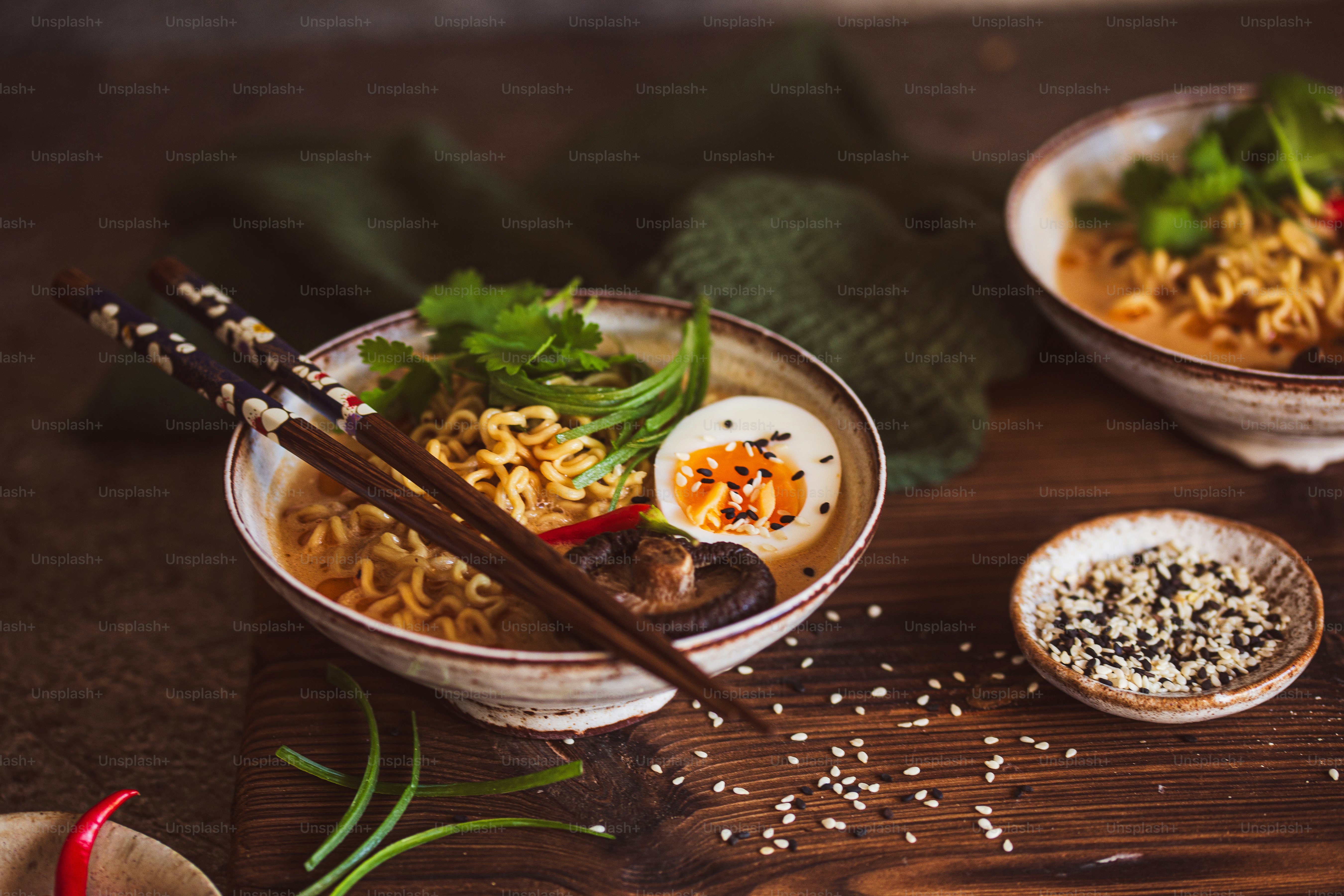 un paio di ciotole di cibo su un tavolo